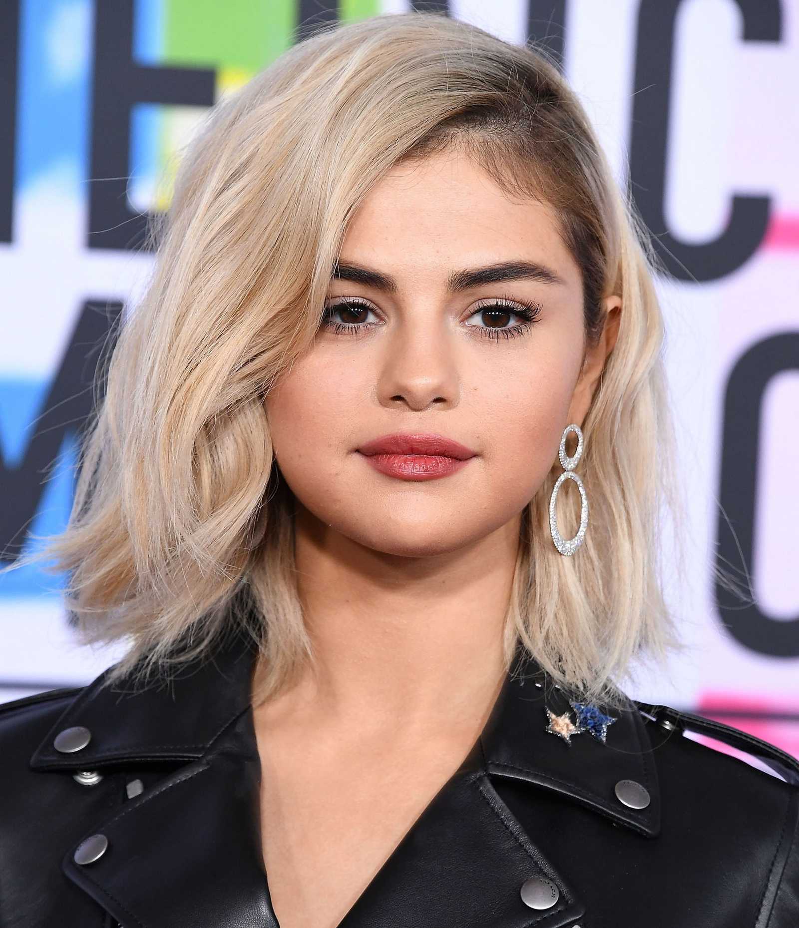 Selena_Gomez_-_2017_American_Music_Awards_on_November_19-65.jpg