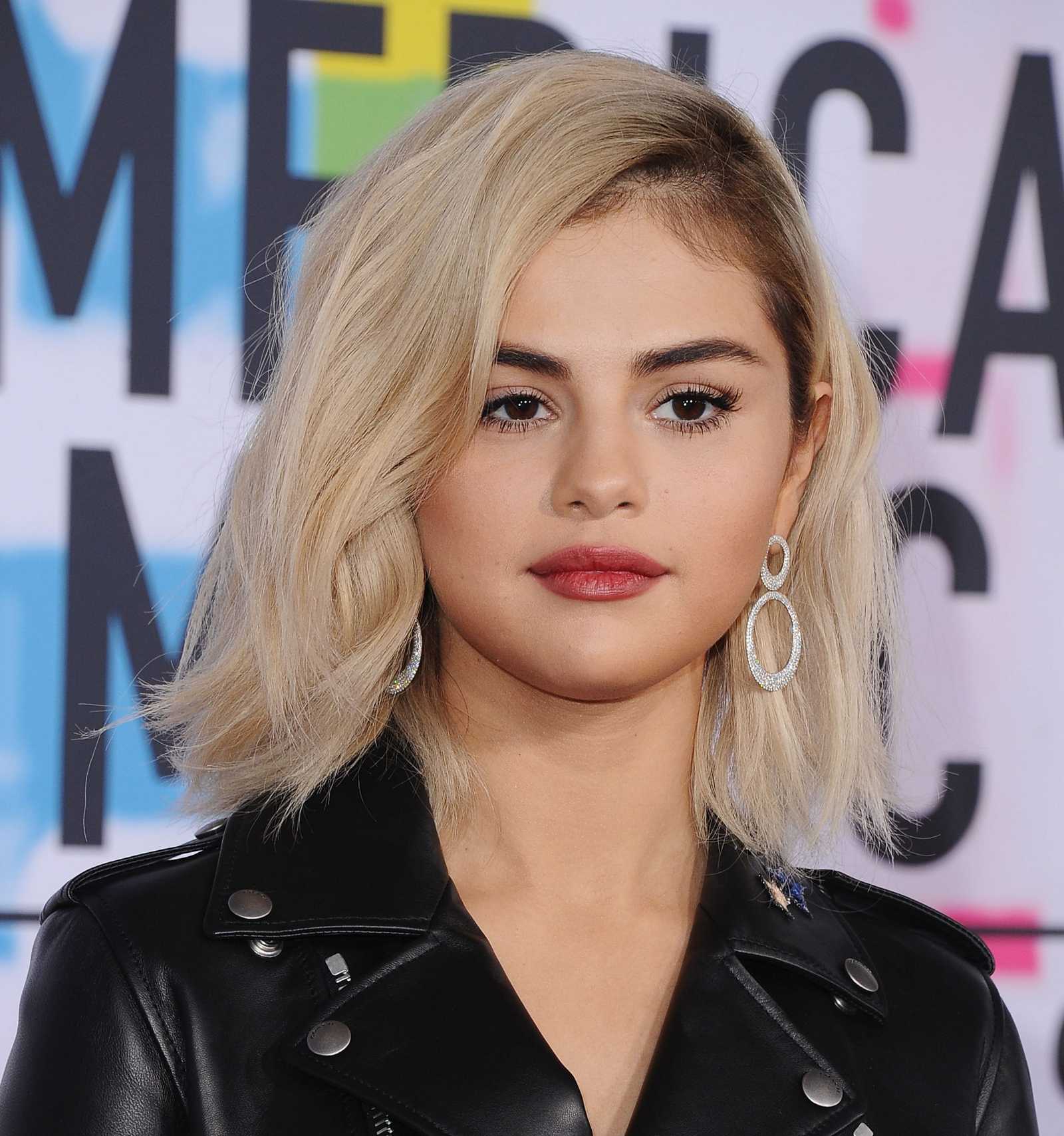 Selena_Gomez_-_2017_American_Music_Awards_on_November_19-67.jpg