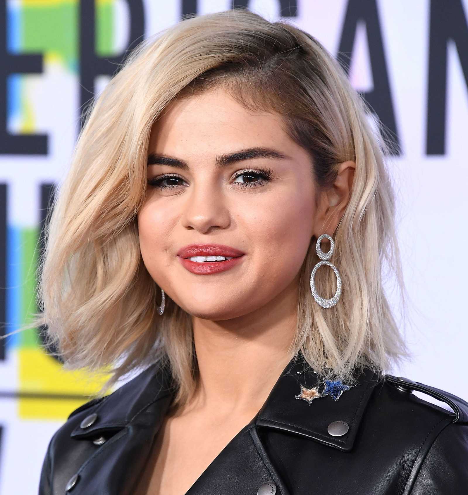 Selena_Gomez_-_2017_American_Music_Awards_on_November_19-83.jpg