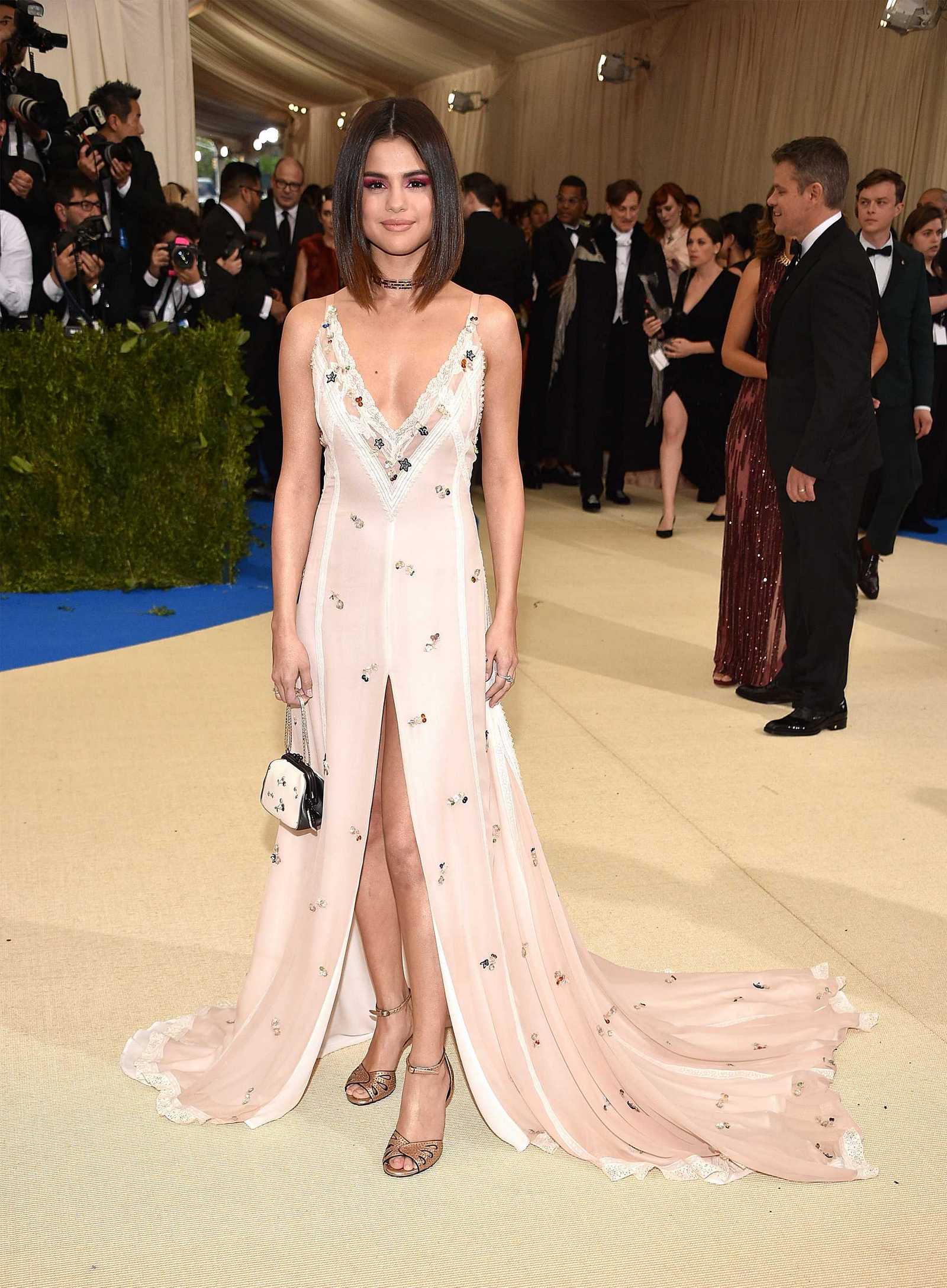 Selena_Gomez_-_2017_MET_Gala_at_The_Metropolitan_Museum_of_Art_on_May_1-12~0.jpg