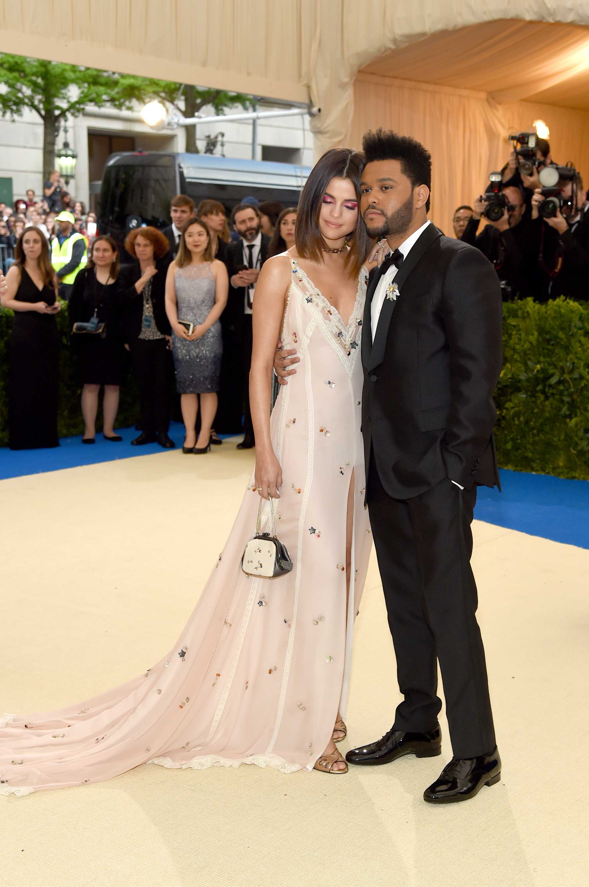Selena_Gomez_-_2017_MET_Gala_at_The_Metropolitan_Museum_of_Art_on_May_1-19~0.jpg