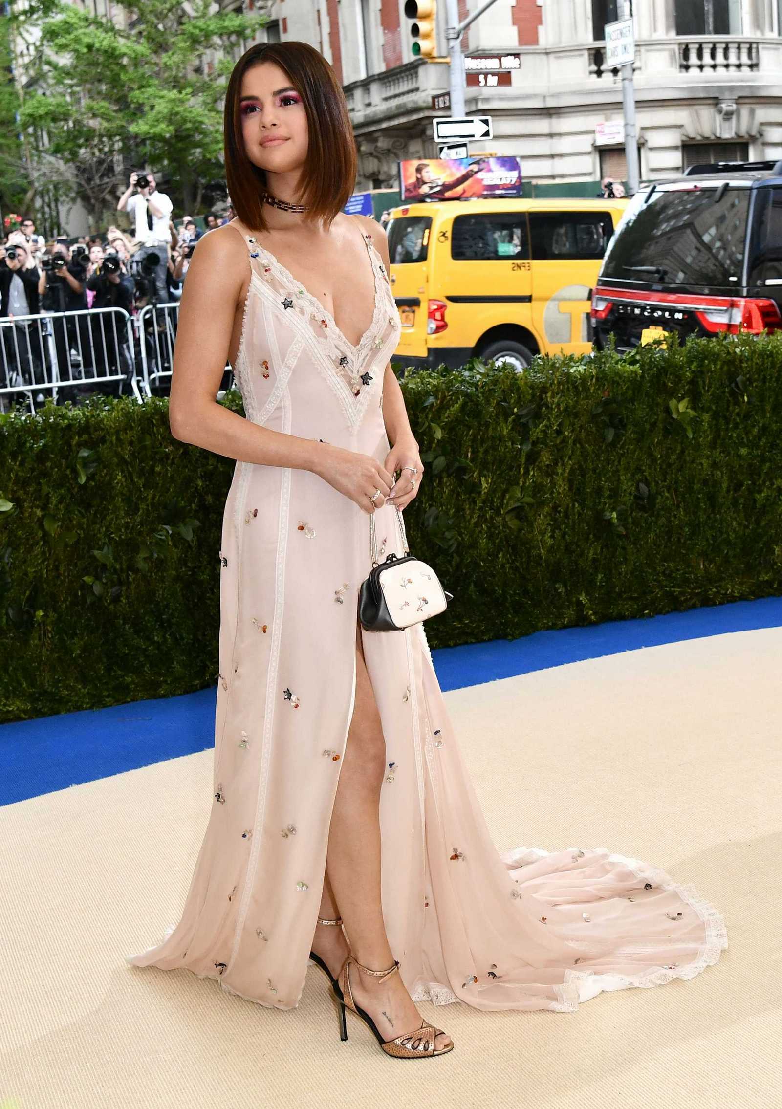 Selena_Gomez_-_2017_MET_Gala_at_The_Metropolitan_Museum_of_Art_on_May_1-26.jpg
