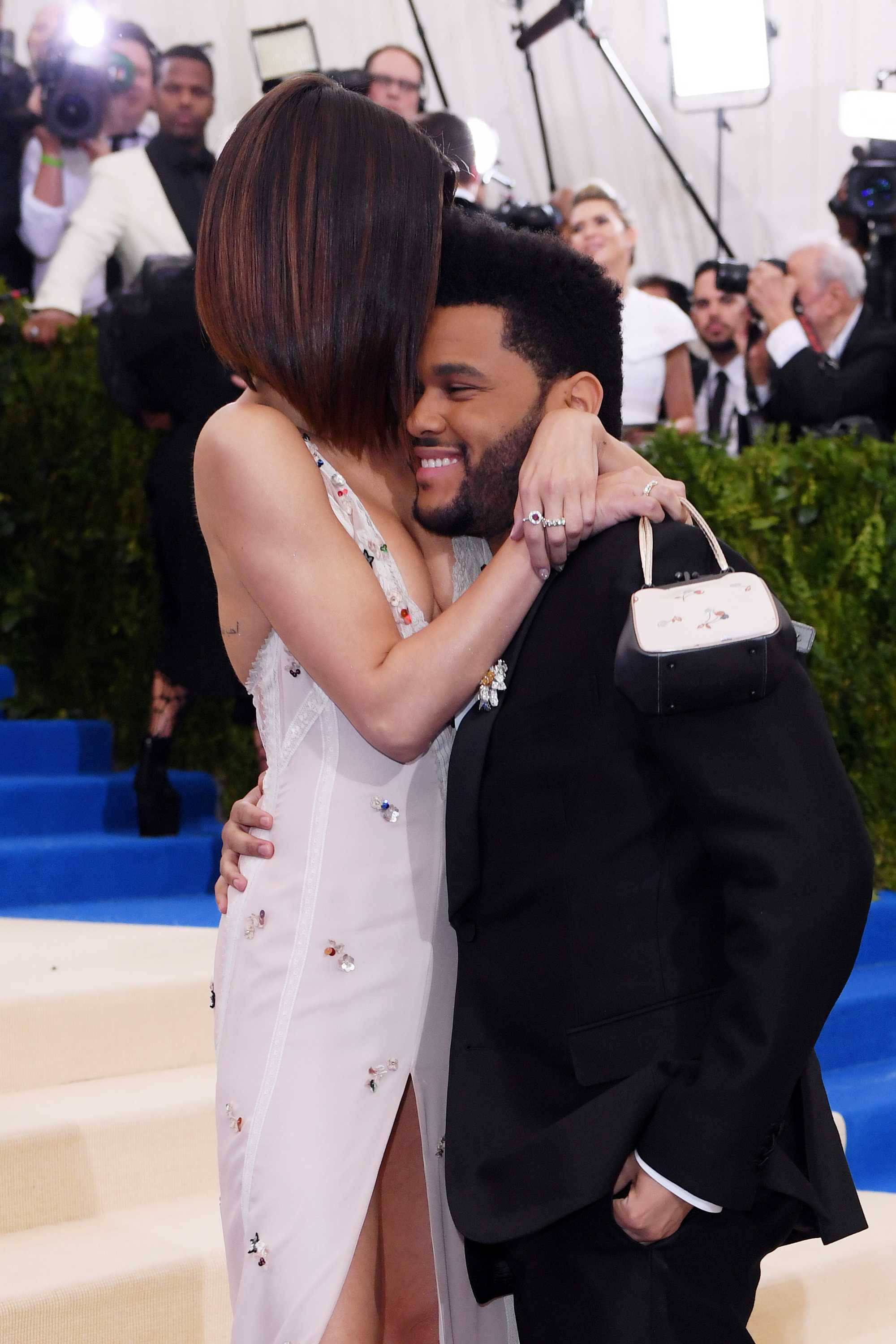 Selena_Gomez_-_2017_MET_Gala_at_The_Metropolitan_Museum_of_Art_on_May_1-28.jpg