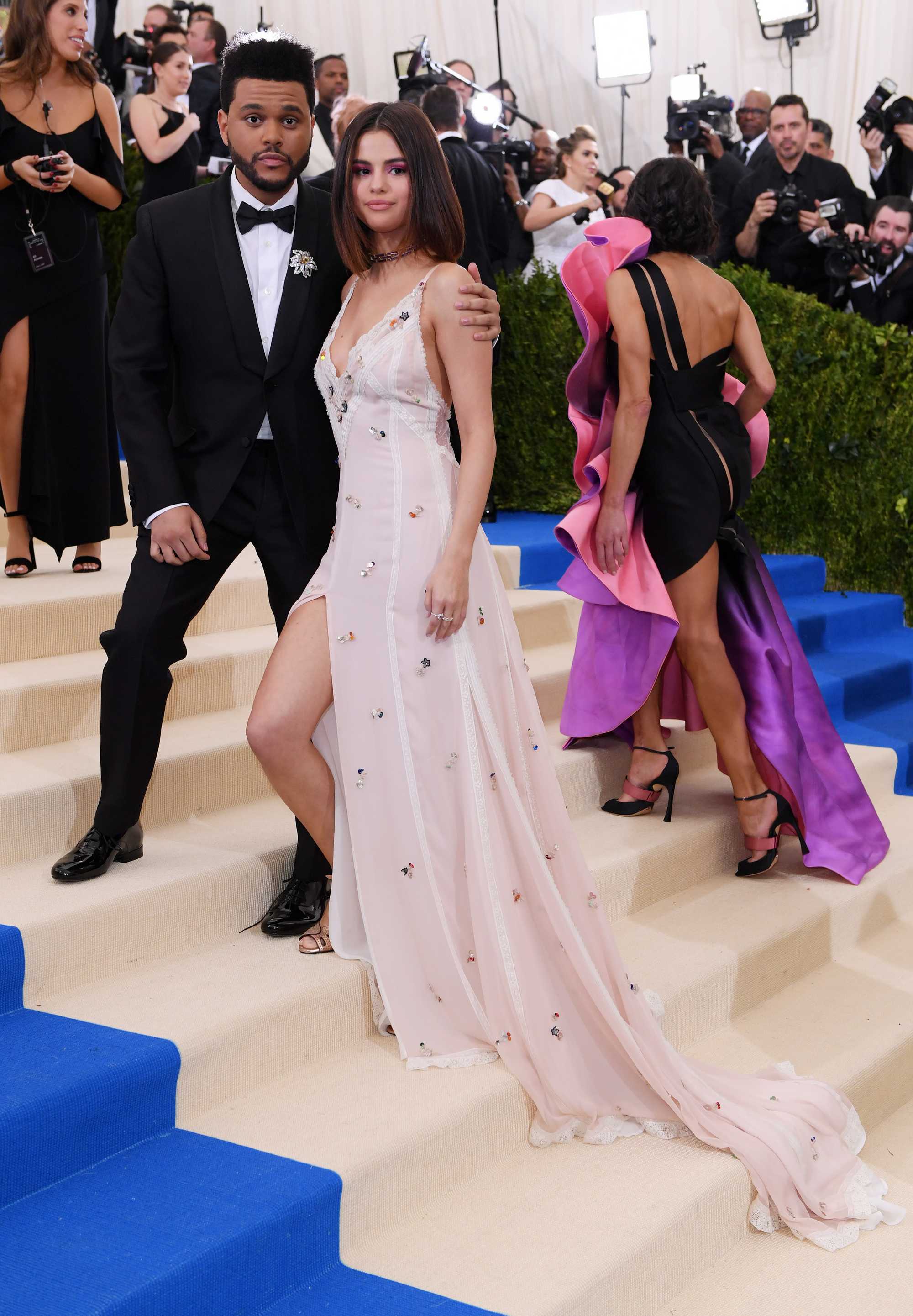 Selena_Gomez_-_2017_MET_Gala_at_The_Metropolitan_Museum_of_Art_on_May_1-29.jpg