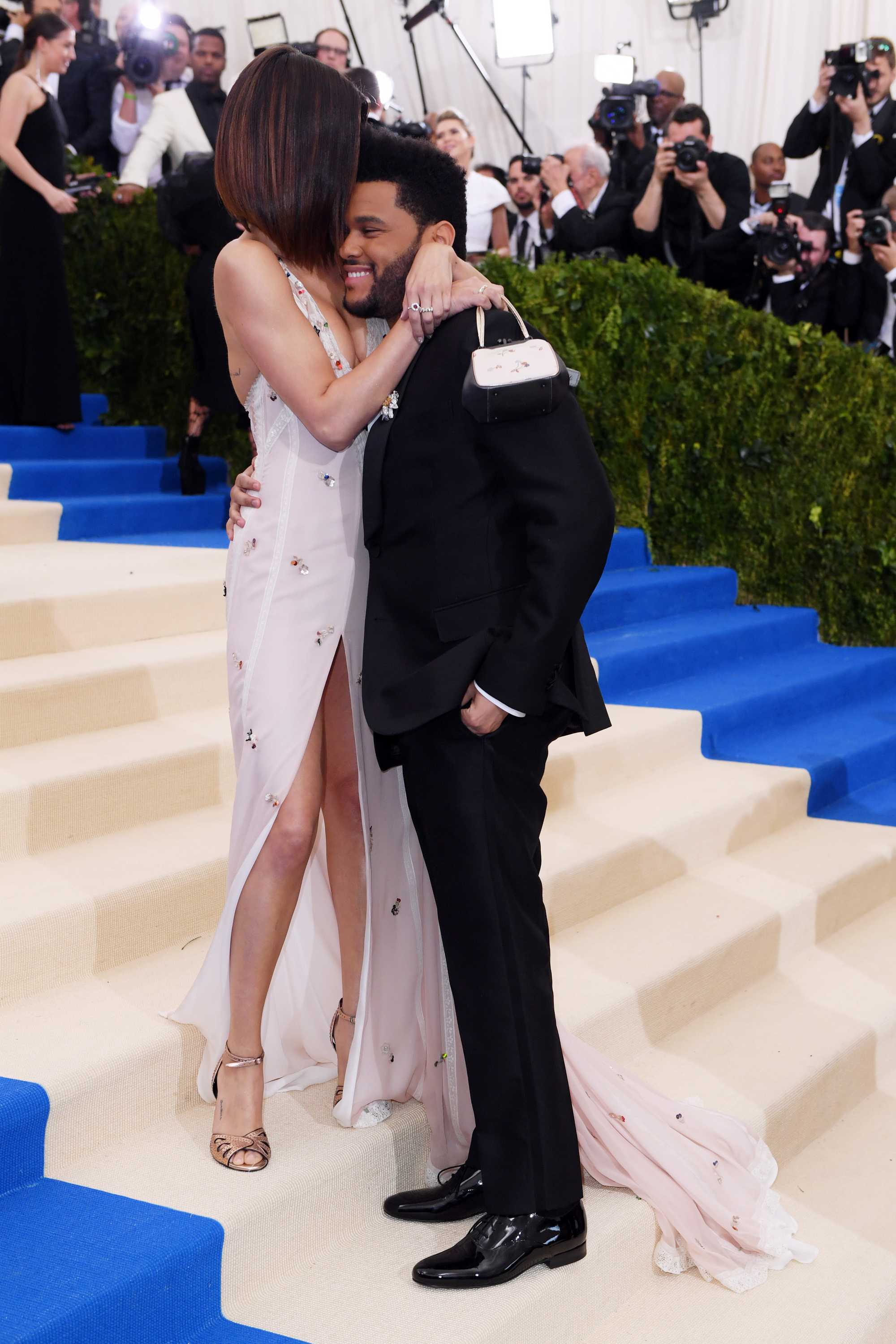 Selena_Gomez_-_2017_MET_Gala_at_The_Metropolitan_Museum_of_Art_on_May_1-30.jpg
