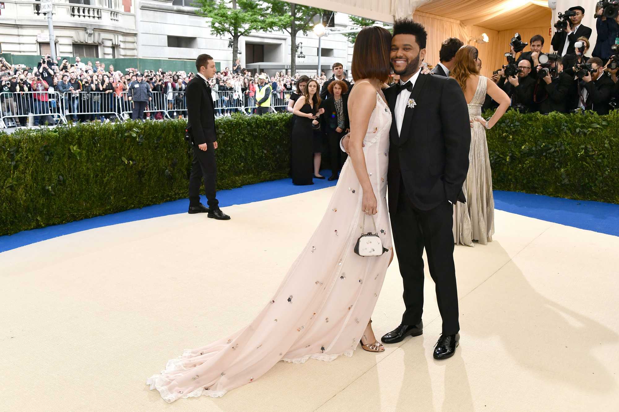 Selena_Gomez_-_2017_MET_Gala_at_The_Metropolitan_Museum_of_Art_on_May_1-39.jpg