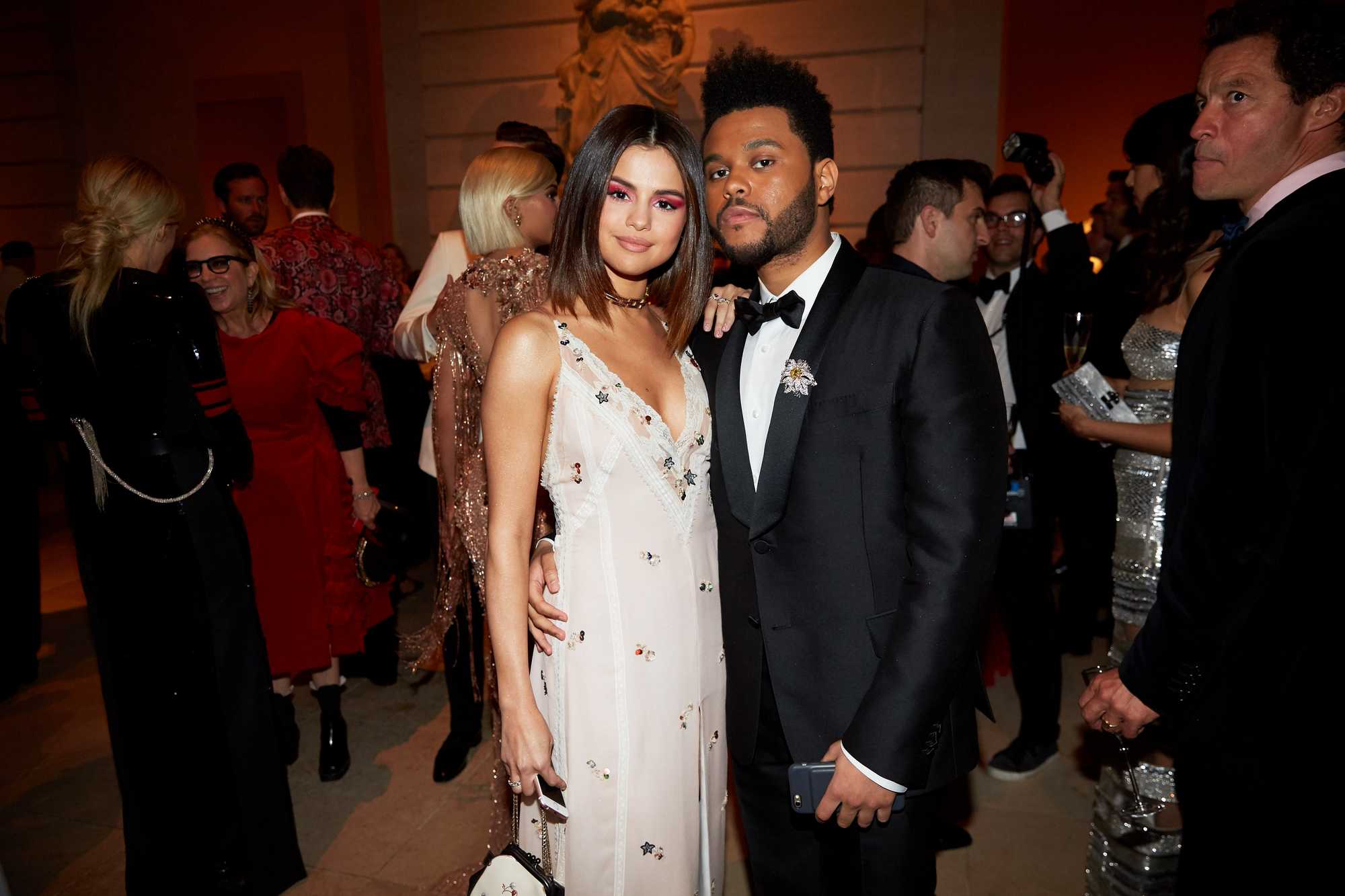 Selena_Gomez_-_2017_MET_Gala_at_The_Metropolitan_Museum_of_Art_on_May_1-76.jpg