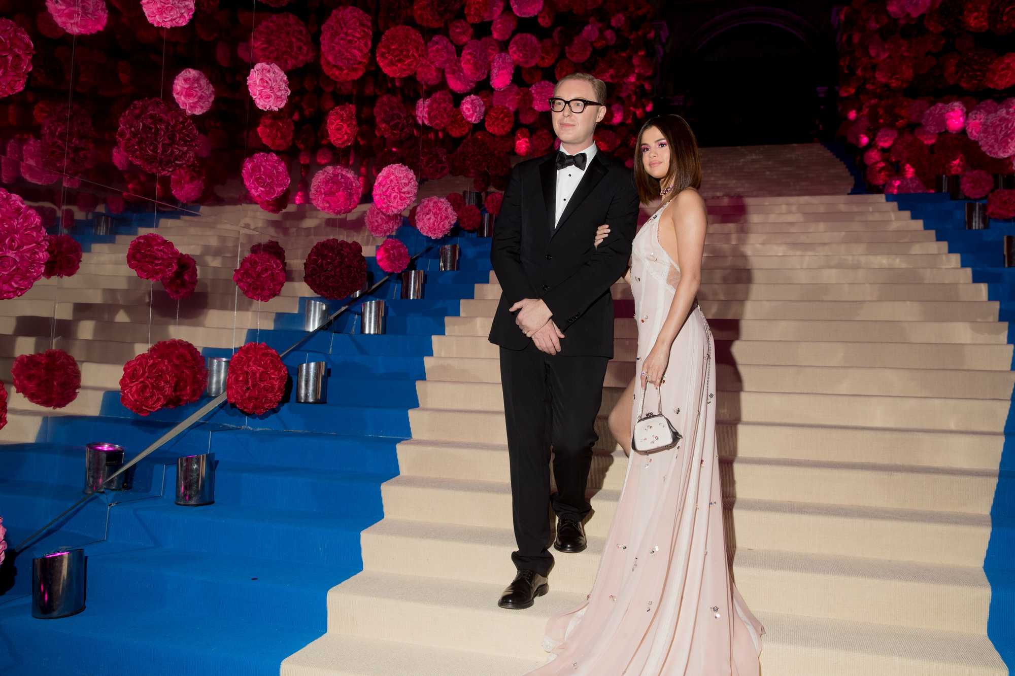 Selena_Gomez_-_2017_MET_Gala_at_The_Metropolitan_Museum_of_Art_on_May_1-78.jpg