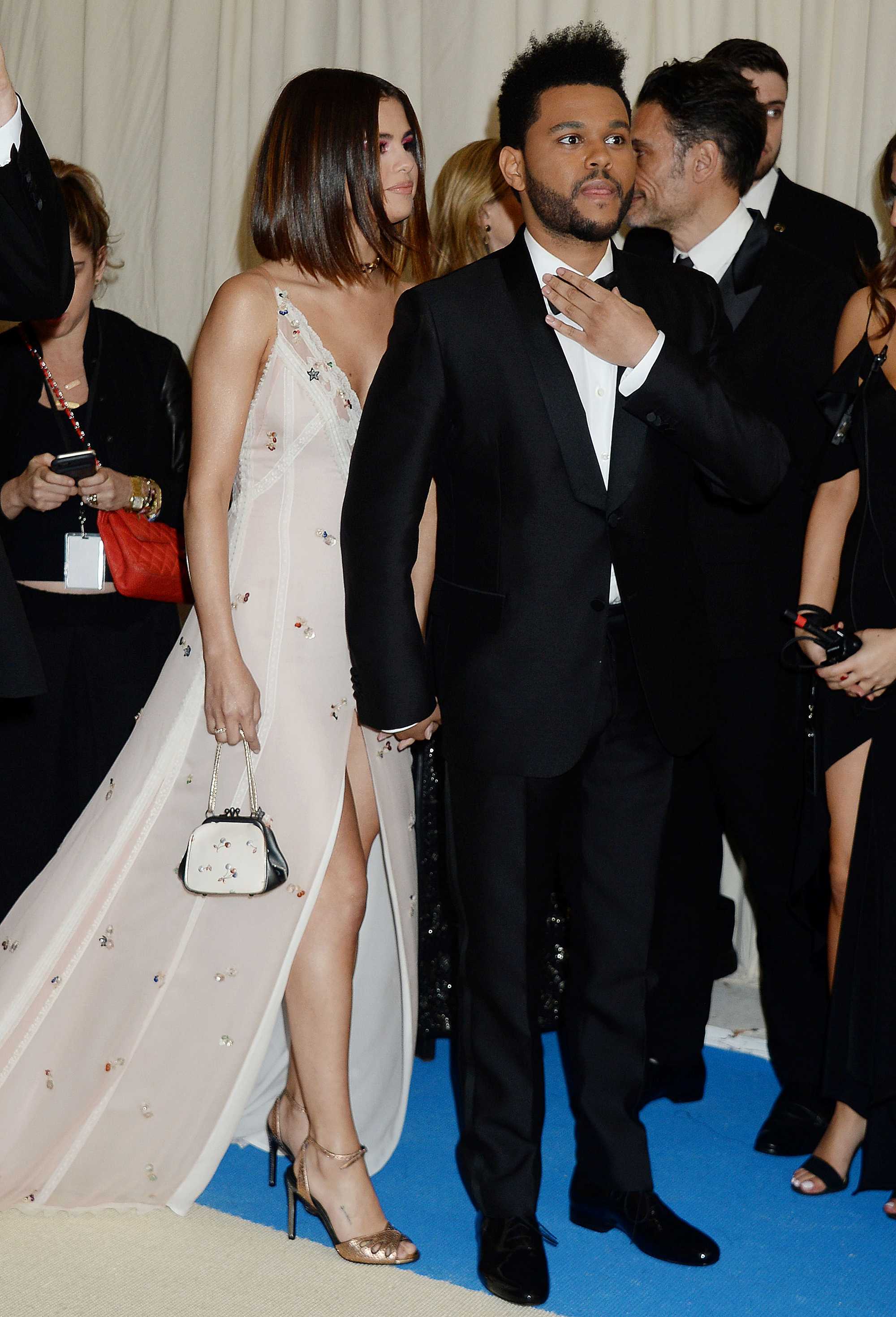 Selena_Gomez_-_2017_MET_Gala_at_The_Metropolitan_Museum_of_Art_on_May_1-79.jpg
