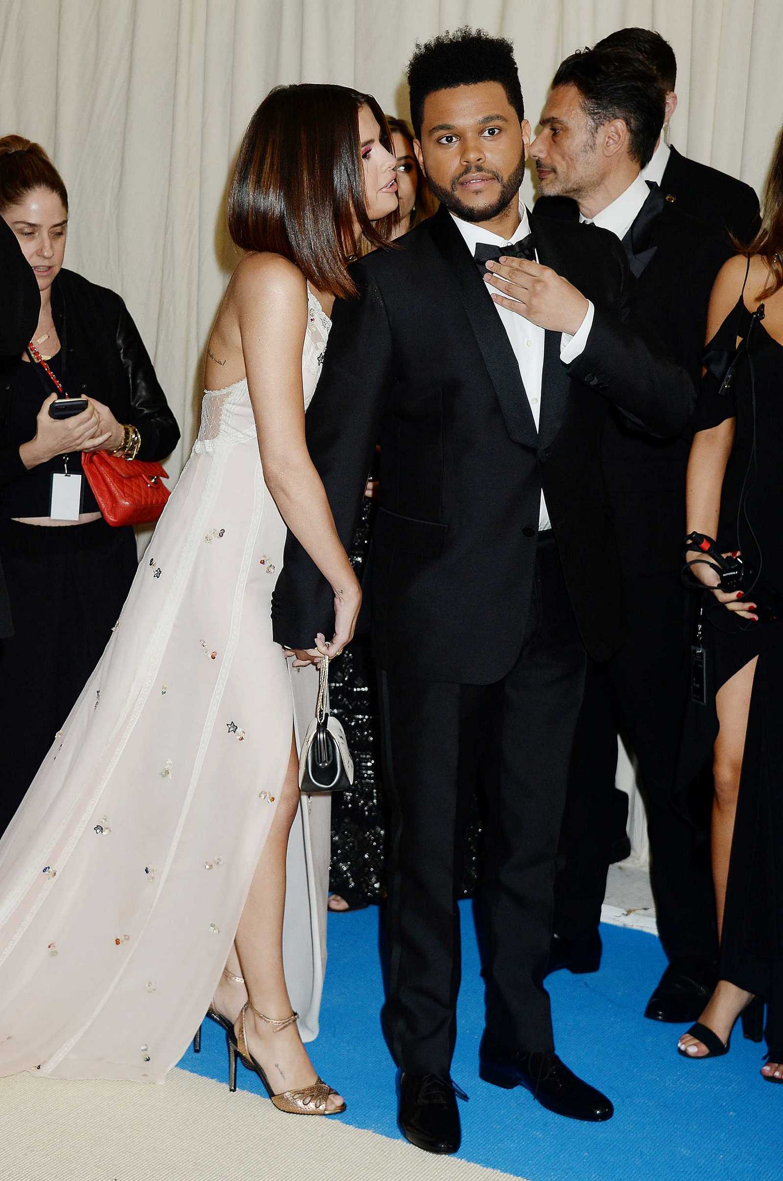 Selena_Gomez_-_2017_MET_Gala_at_The_Metropolitan_Museum_of_Art_on_May_1-81.jpg