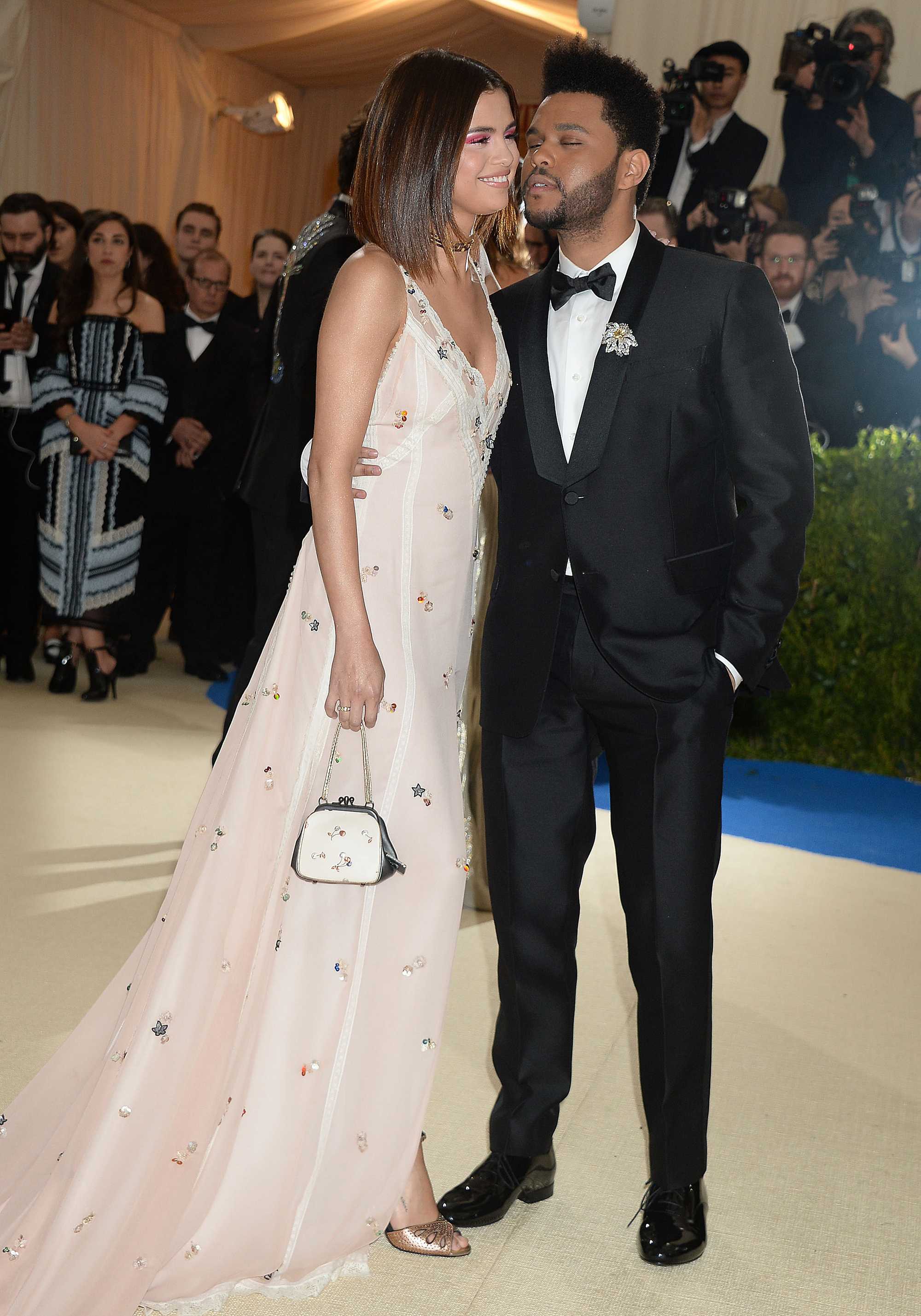 Selena_Gomez_-_2017_MET_Gala_at_The_Metropolitan_Museum_of_Art_on_May_1-88.jpg