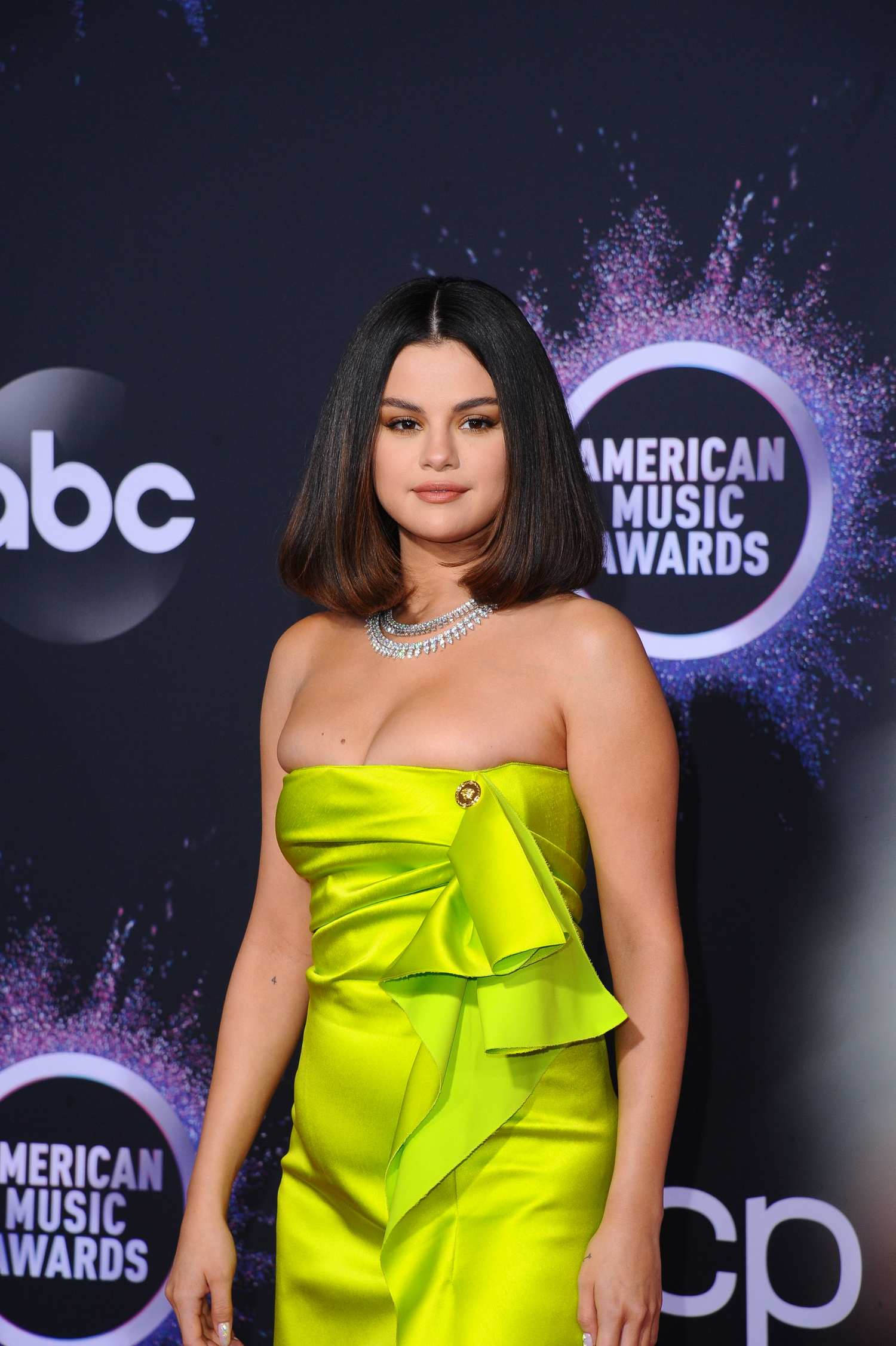 Selena_Gomez_-_2019_American_Music_Awards_at_Microsoft_Theater_in_LA_November_242C_2019-05~0.jpg