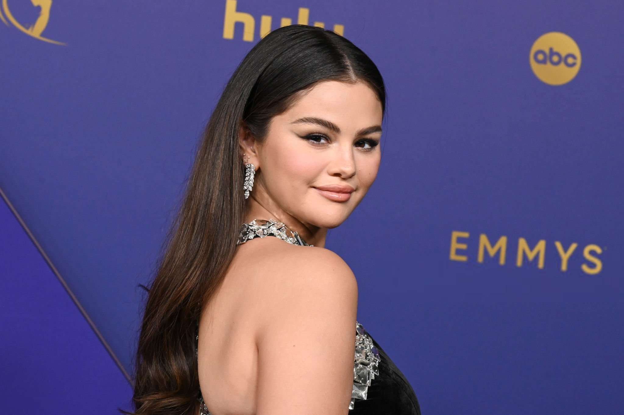 Selena_Gomez_-_76th_Primetime_Emmy_Awards_in_Los_Angeles2CSeptember_152C_2024_22.jpg
