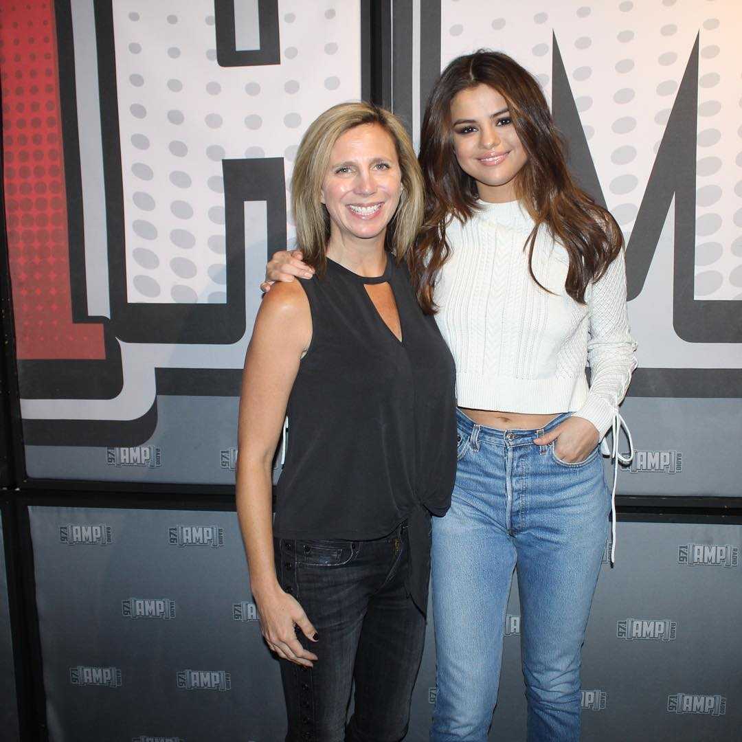 Selena_Gomez_-_97_1_Amp_Radio_LA_on_June_8-01.jpg