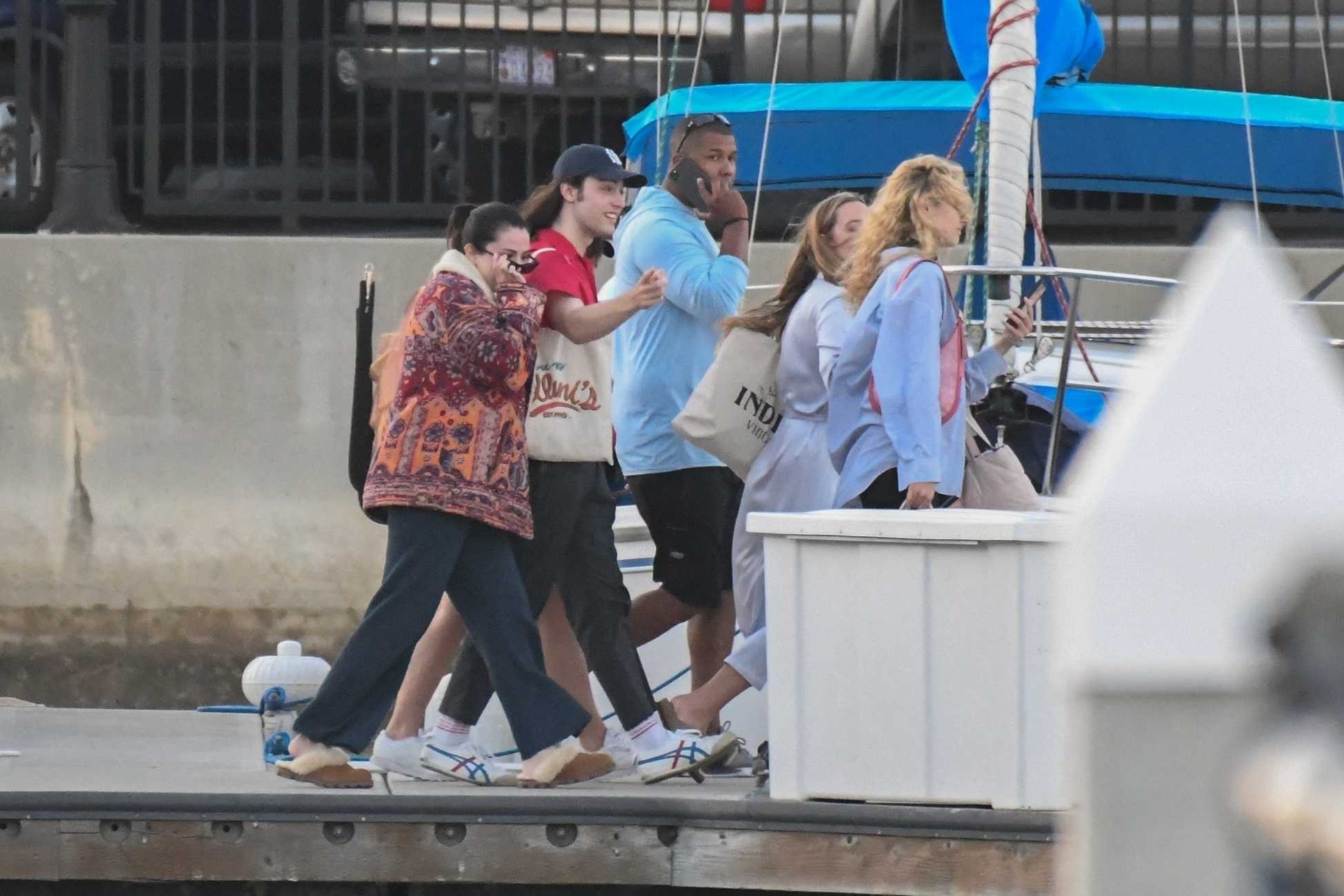 Selena_Gomez_-_Aboard_a_boat_with_friends_over_the_weekend_in_Los_Angeles2C_California__07032021_17.jpg