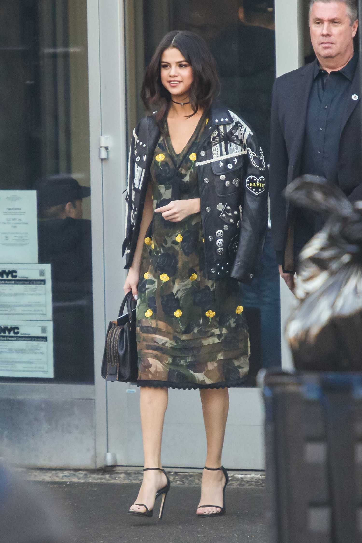 Selena_Gomez_-_Arrives_at_the_Coach_show_during_NYFW_in_New_York_City_on_Feb_14-01.jpg