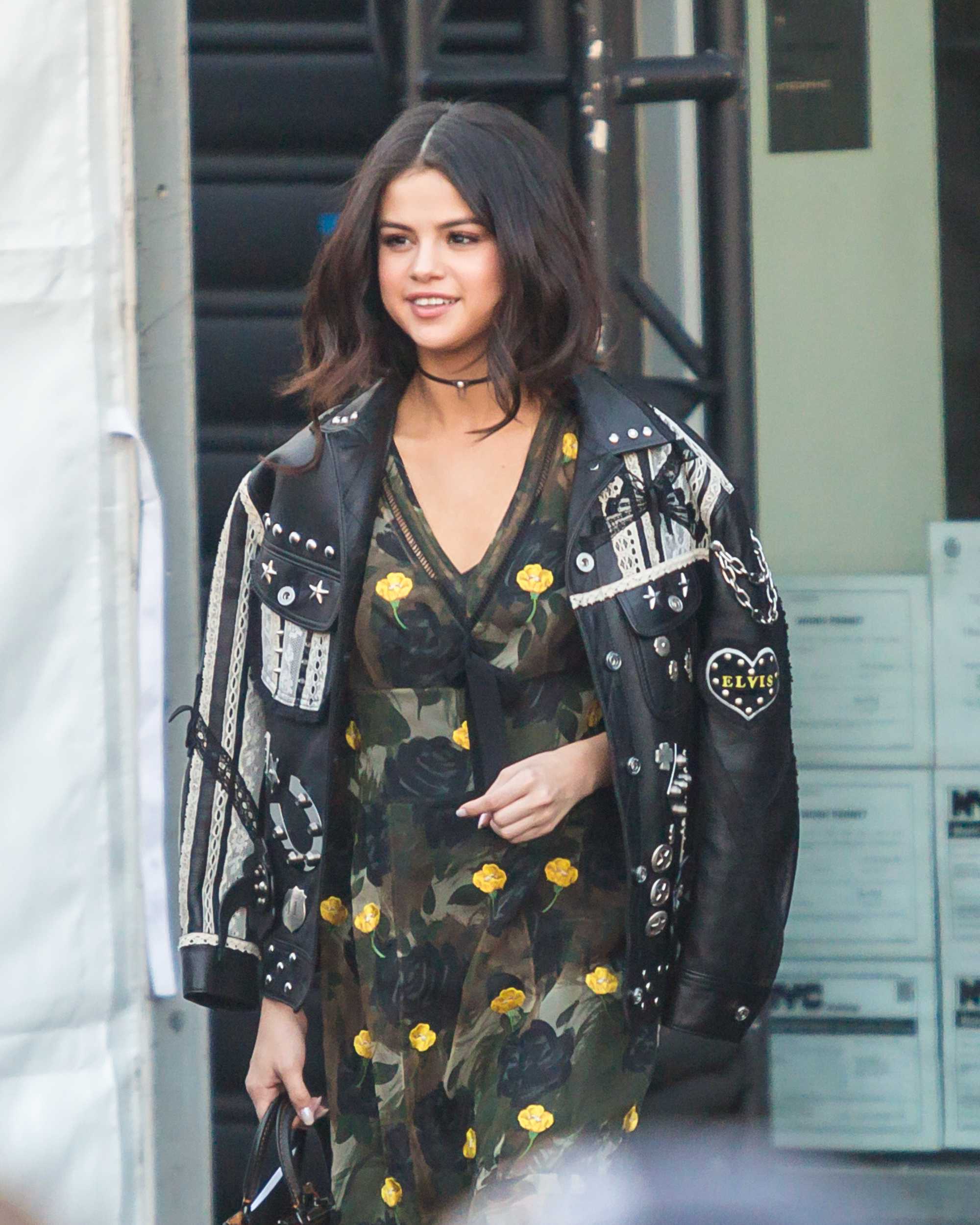 Selena_Gomez_-_Arrives_at_the_Coach_show_during_NYFW_in_New_York_City_on_Feb_14-04.jpg