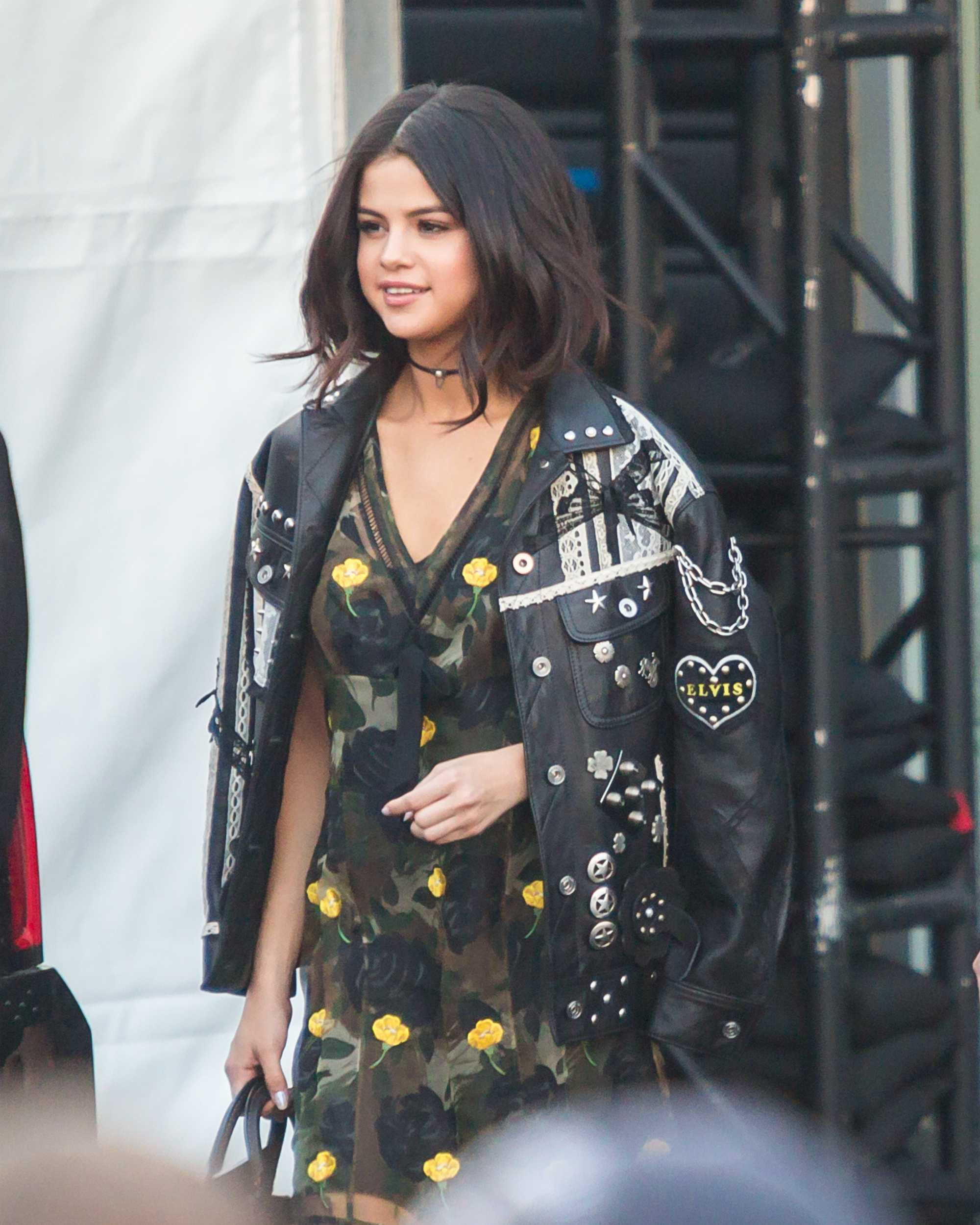 Selena_Gomez_-_Arrives_at_the_Coach_show_during_NYFW_in_New_York_City_on_Feb_14-05.jpg