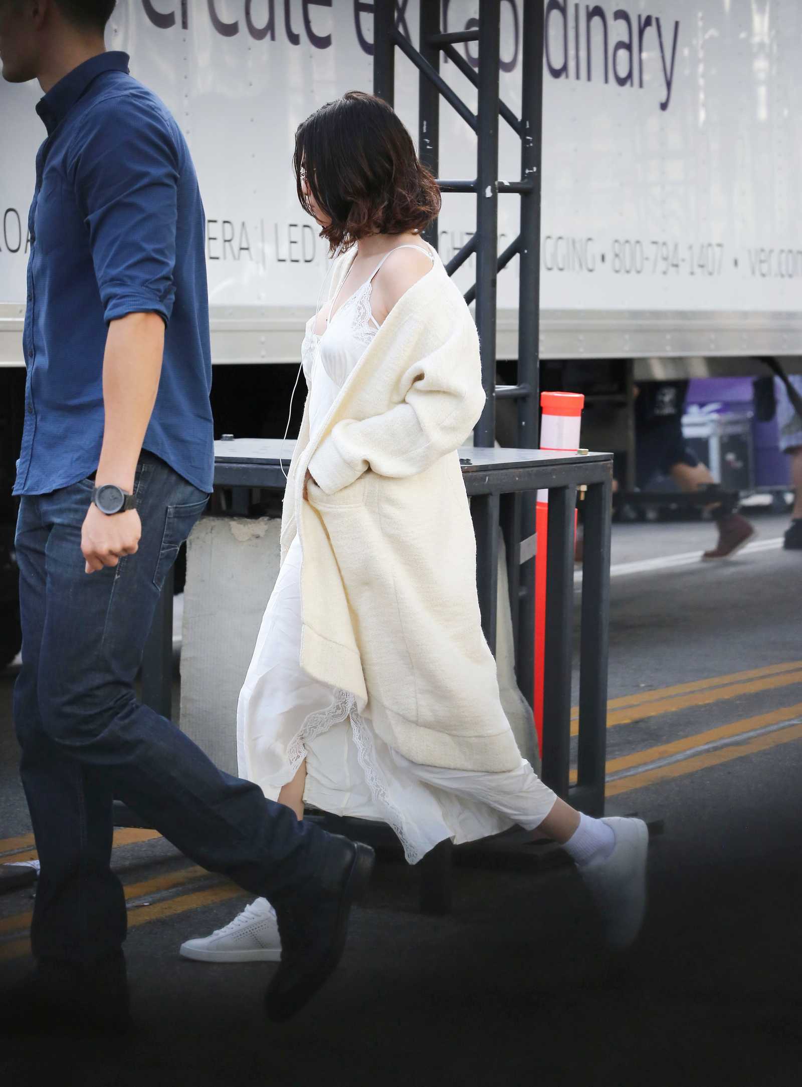 Selena_Gomez_-_Arrives_for_AMA_practice_in_LA_on_November_17-01.jpg