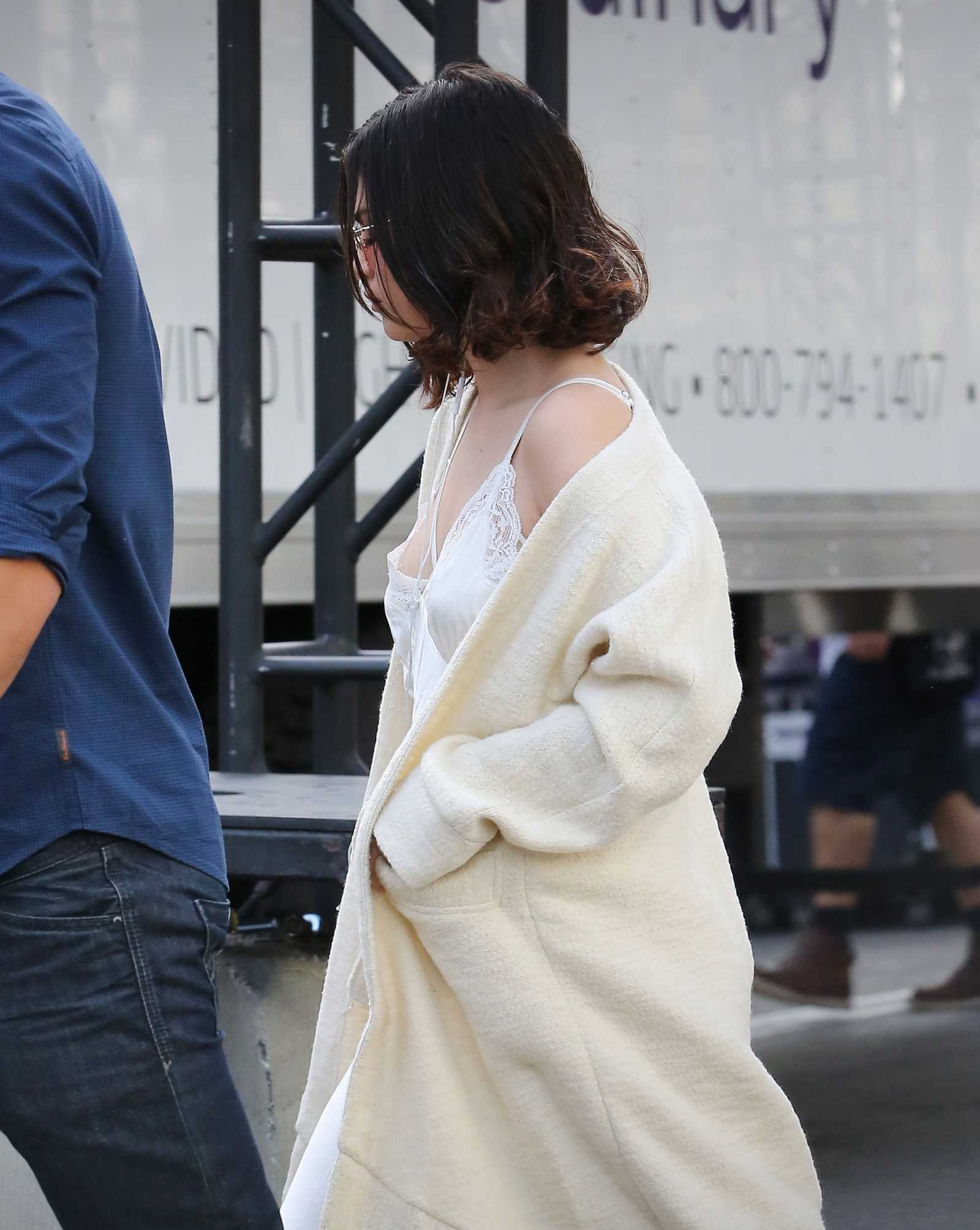 Selena_Gomez_-_Arrives_for_AMA_practice_in_LA_on_November_17-02.jpg