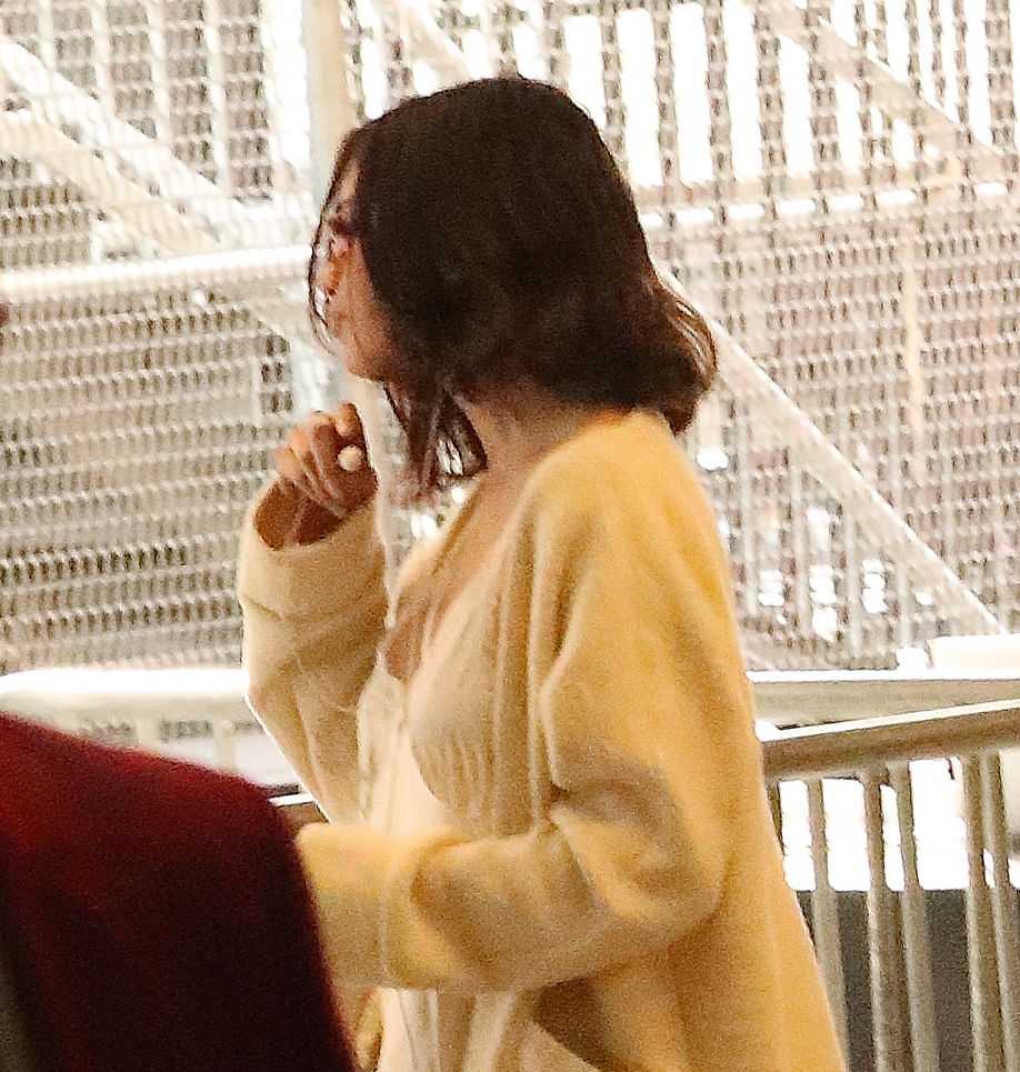 Selena_Gomez_-_Arrives_for_AMA_practice_in_LA_on_November_17-04.jpg