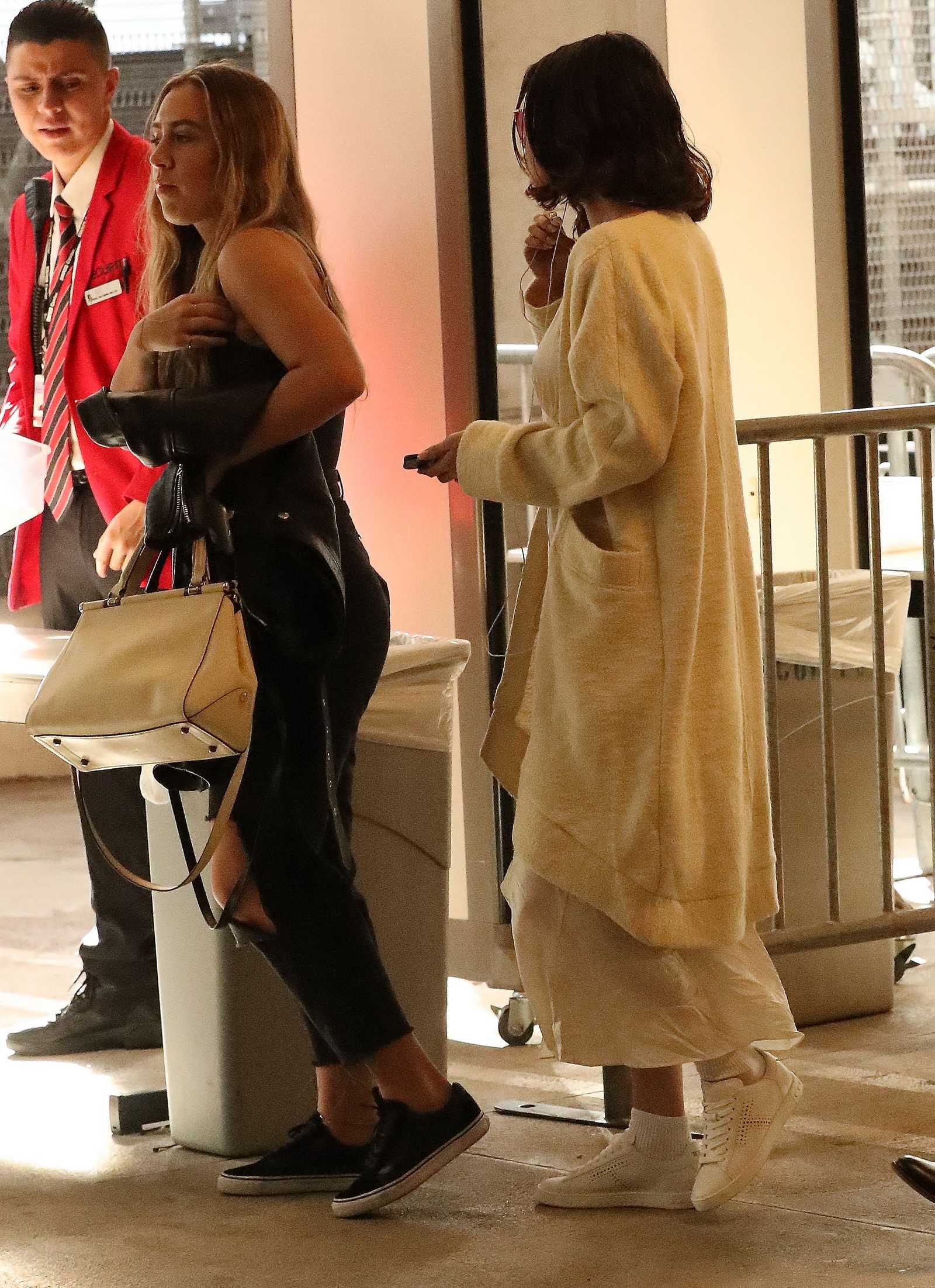 Selena_Gomez_-_Arrives_for_AMA_practice_in_LA_on_November_17-06.jpg