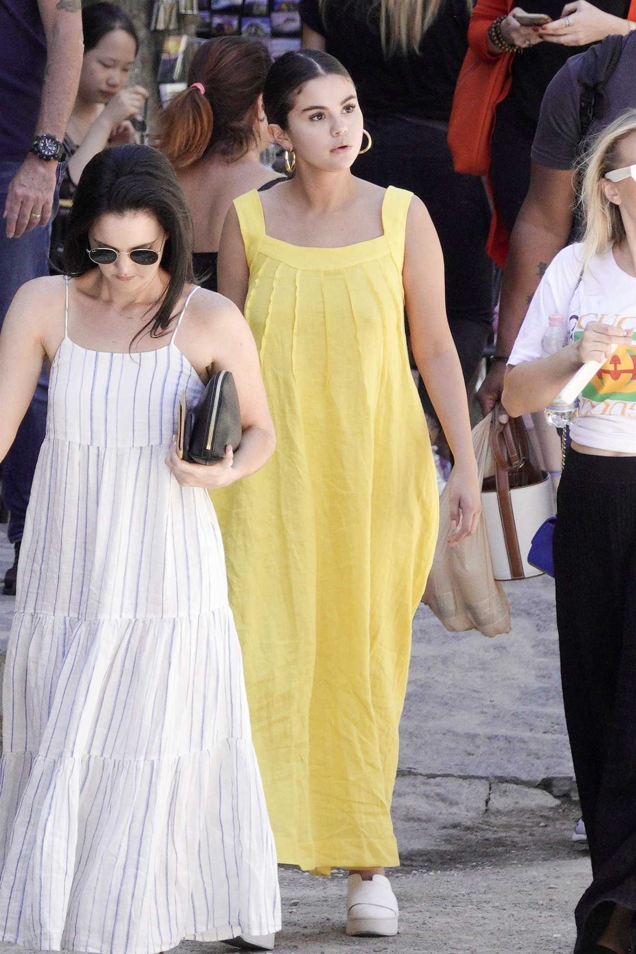 Selena_Gomez_-_Arrives_on_a_helicopter_in_the_Italian_village_of_Civita_di_Bagnoregio_24_07_19-03.jpg
