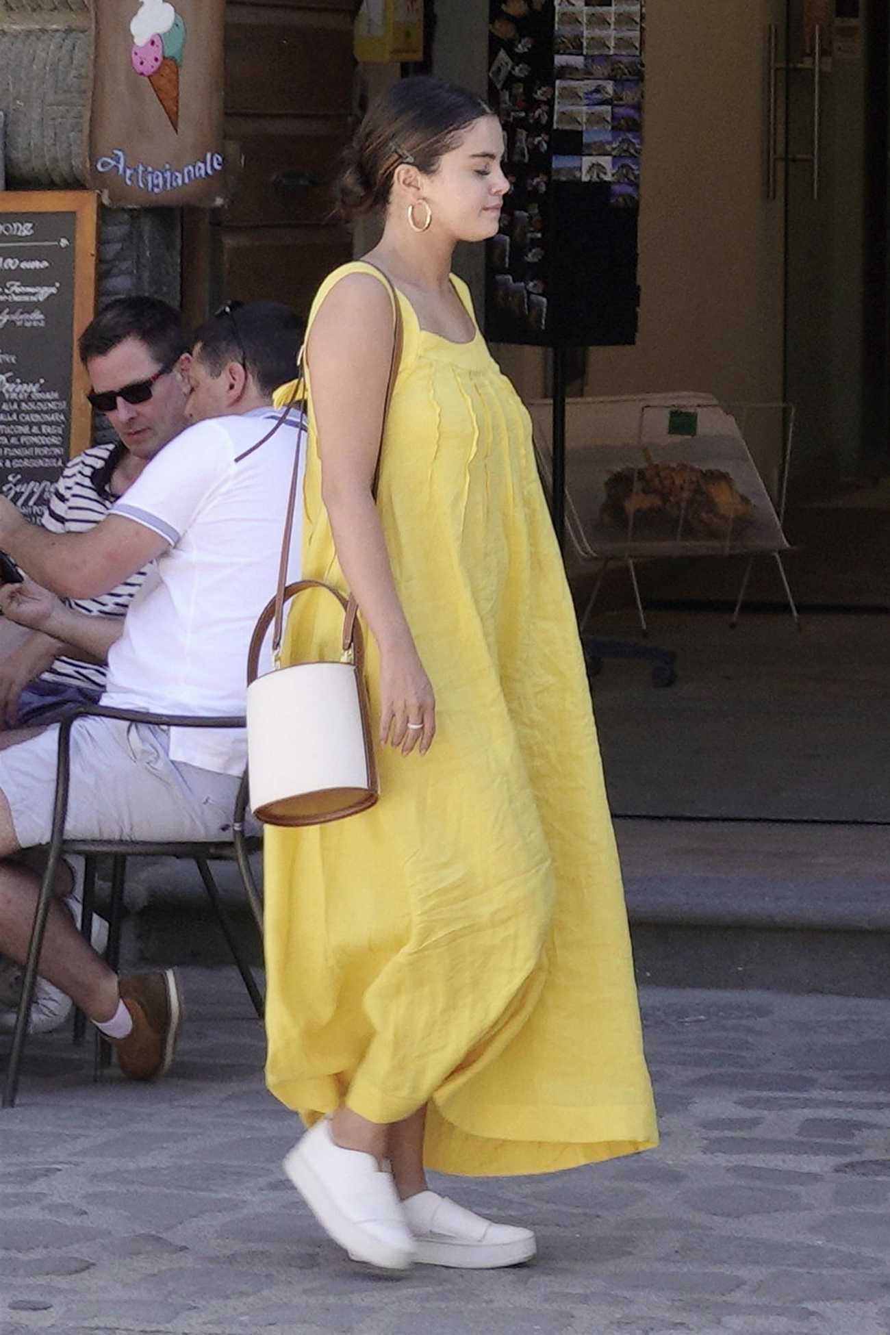 Selena_Gomez_-_Arrives_on_a_helicopter_in_the_Italian_village_of_Civita_di_Bagnoregio_24_07_19-05.jpg