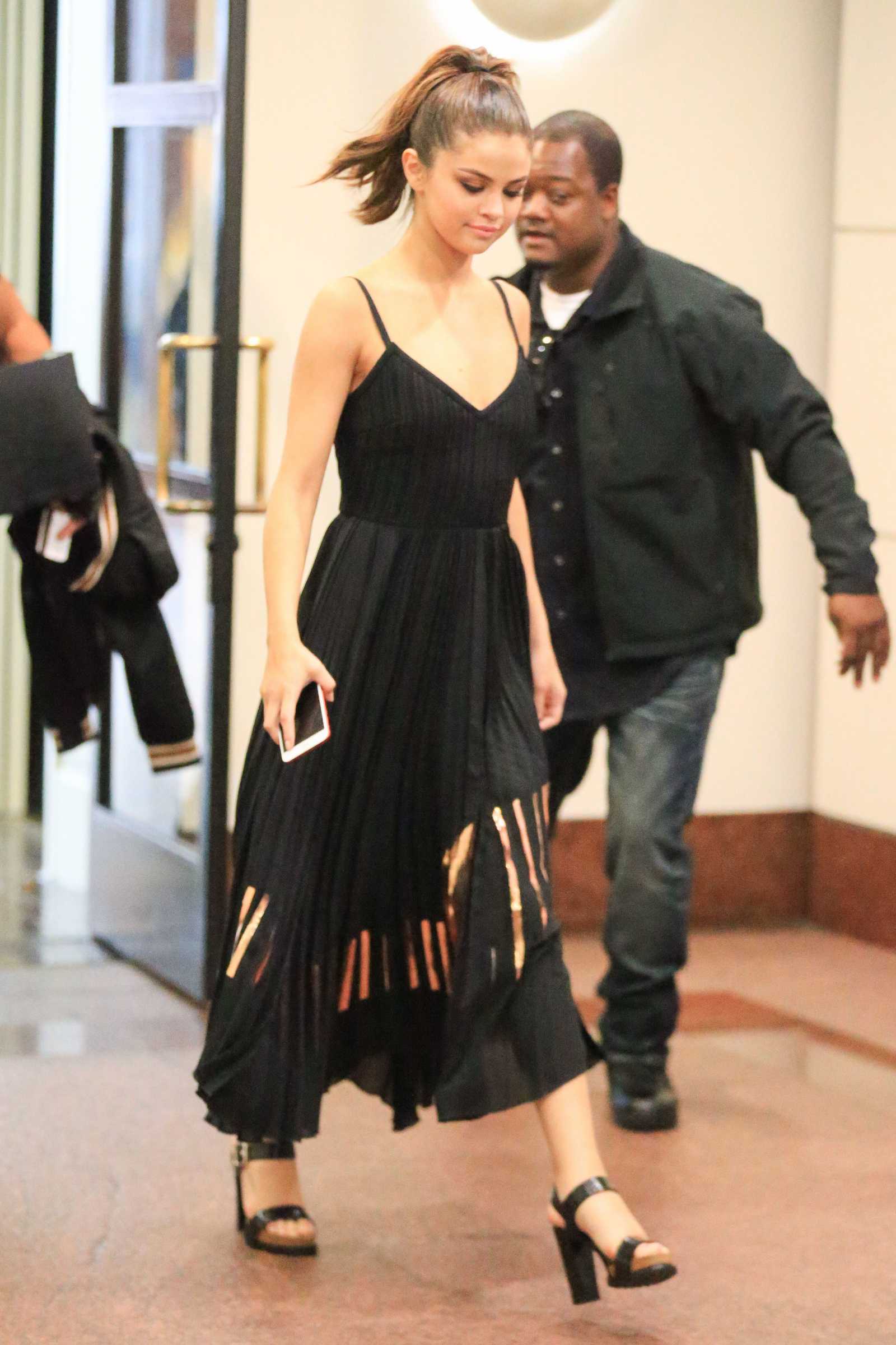 Selena_Gomez_-_Arriving_at_Disney_Radio_in_Los_Angeles_on_June_8-39.jpg