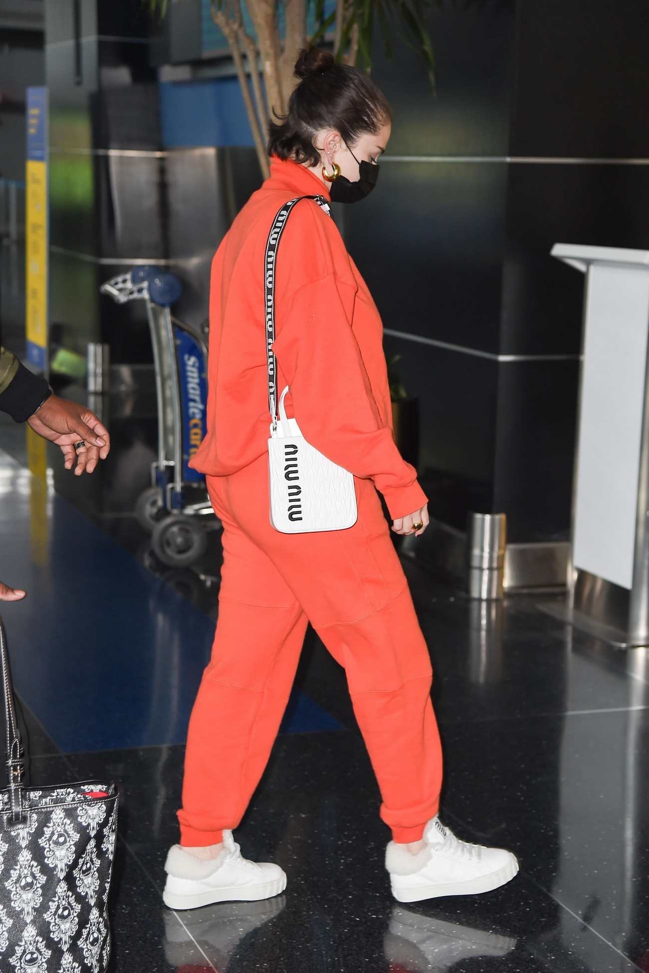 Selena_Gomez_-_Arriving_at_JFK_Airport_in_New_York_November_222C_202104.jpg