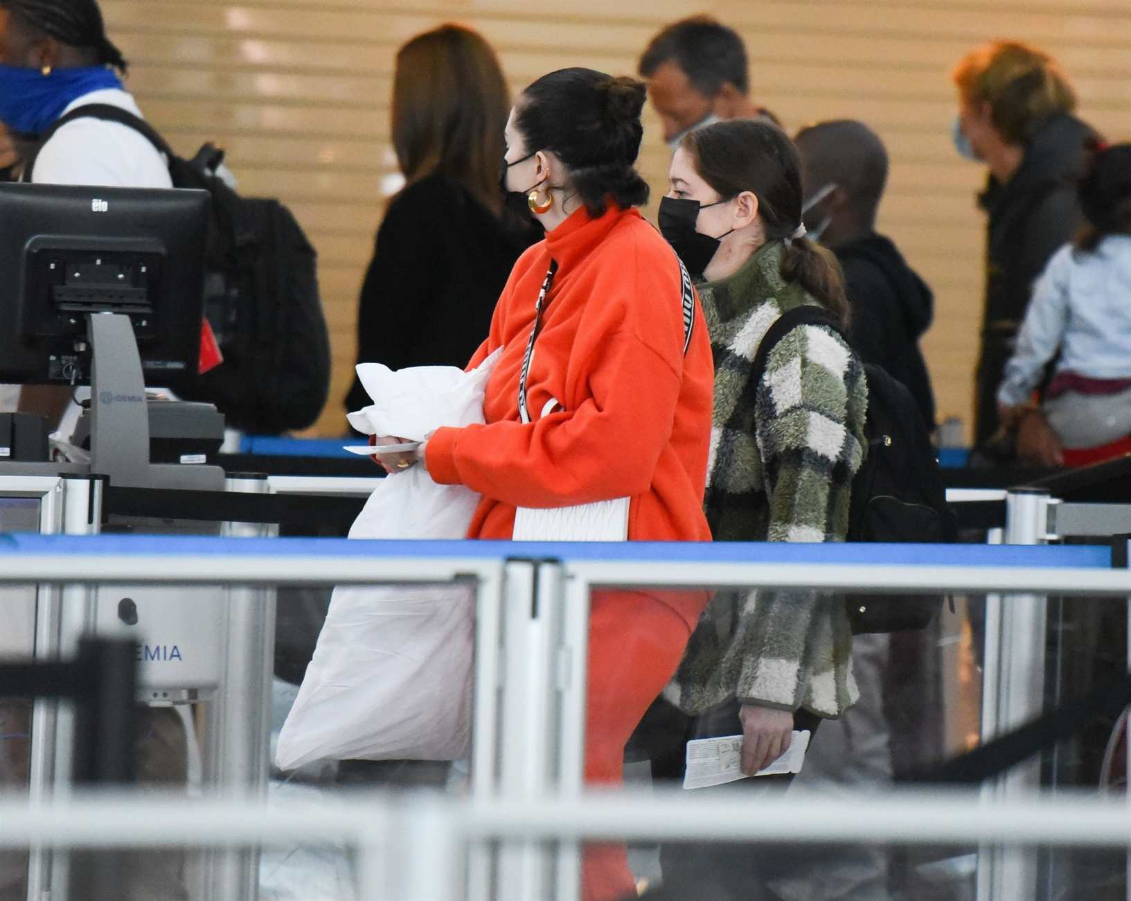 Selena_Gomez_-_Arriving_at_JFK_Airport_in_New_York_November_222C_202109.jpg