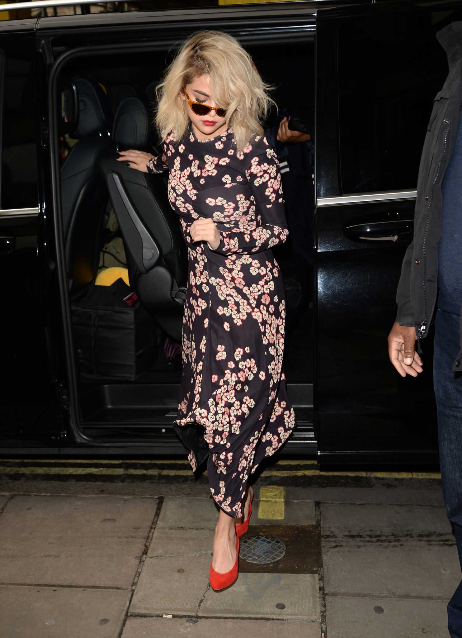 Selena_Gomez_-_Arriving_at_KISS_radio_in_London2C_UK_on_December_4-06.jpg