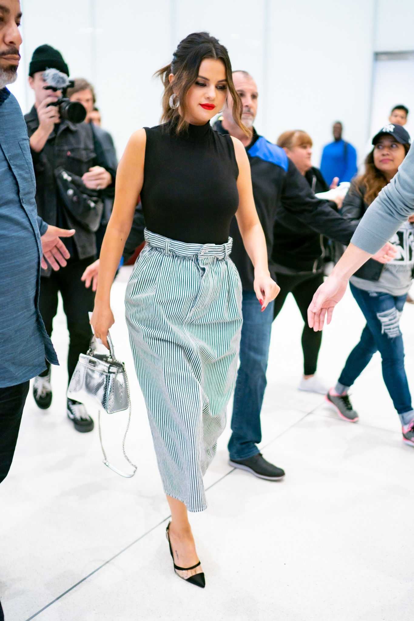 Selena_Gomez_-_Arriving_at_Sirius_Radio_in_New_York2C_10282019-06.jpg