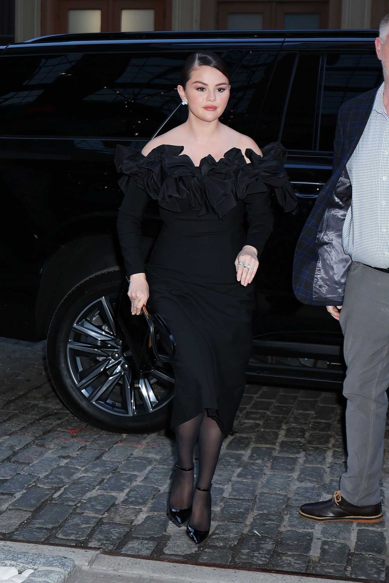 Selena_Gomez_-_Arriving_at_The_Crosby_Street_Hotel_in_New_York_City_03292024_02.jpg