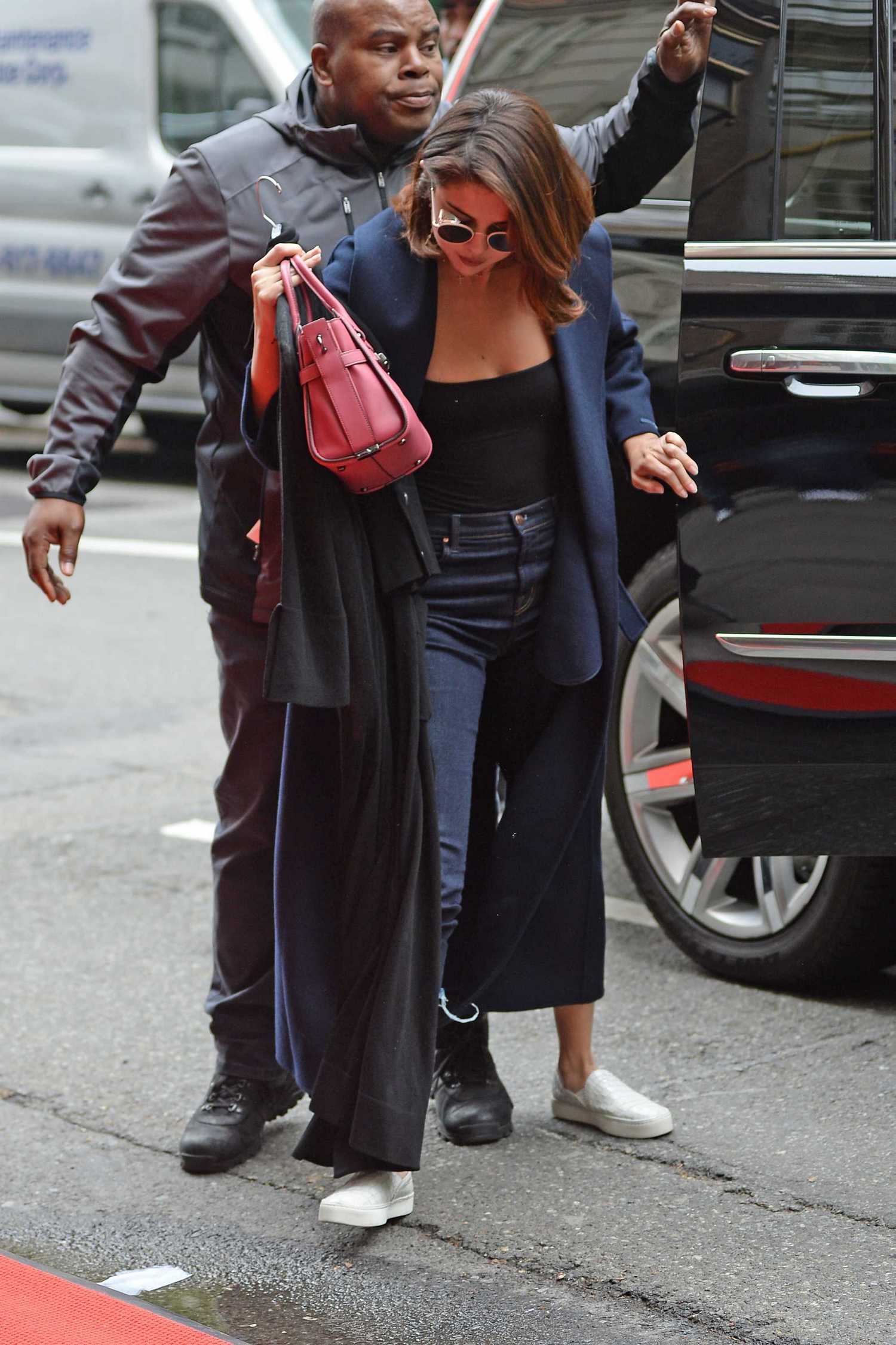 Selena_Gomez_-_Arriving_at_her_Hotel_in_NYC_on_May_1-04.jpg