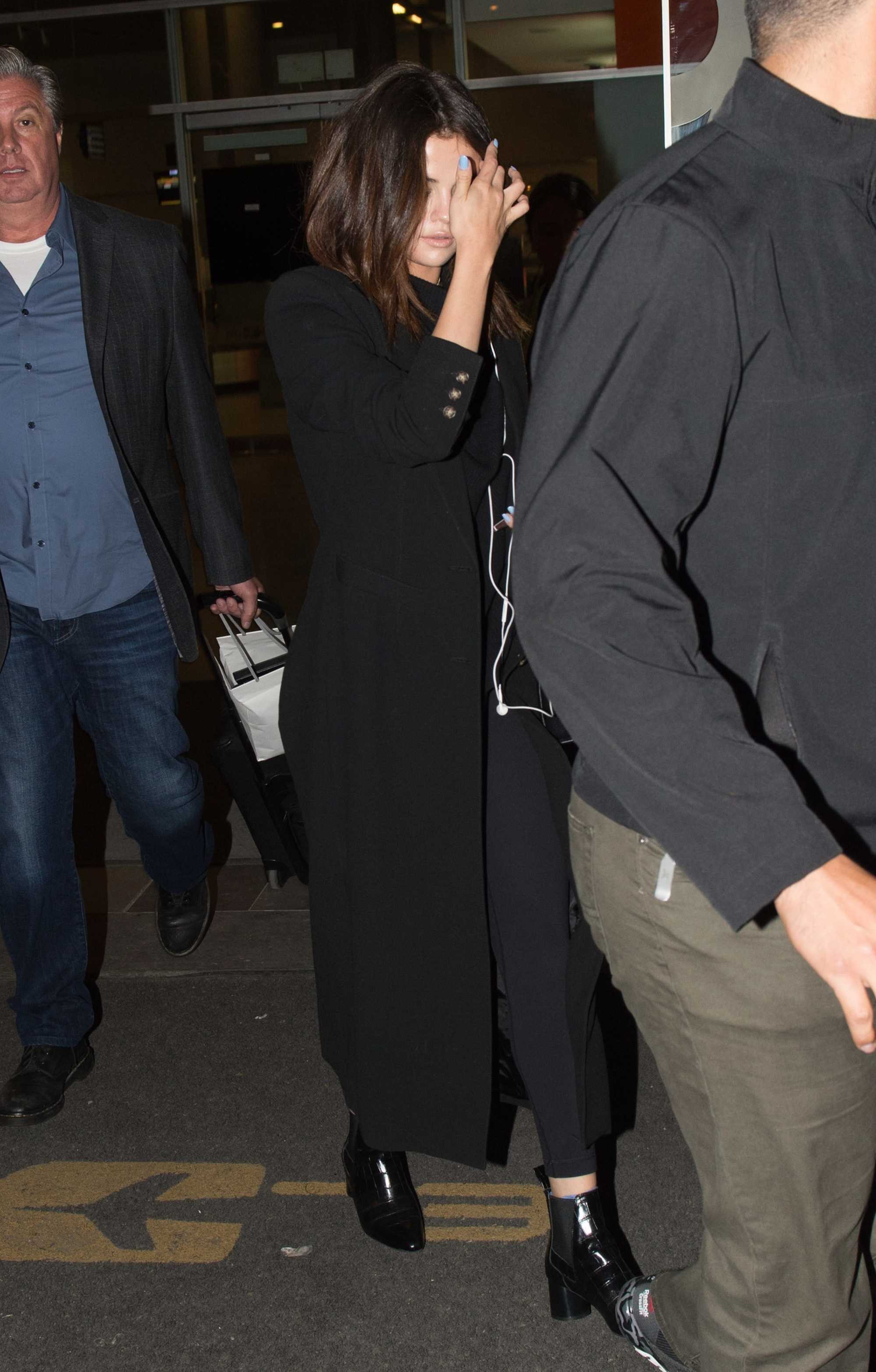 Selena_Gomez_-_Arriving_at_the_airport_in_Bogota2C_Colombia_on_March_24-01.jpg
