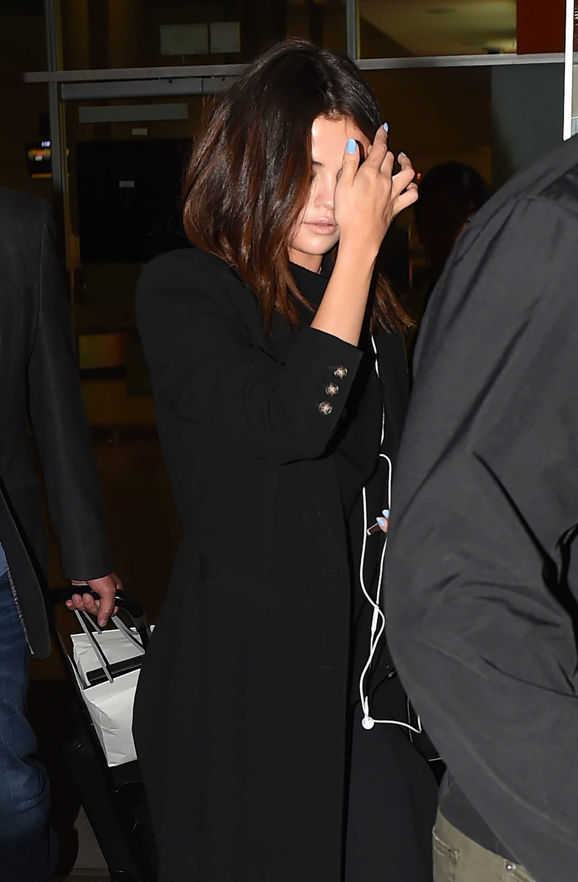 Selena_Gomez_-_Arriving_at_the_airport_in_Bogota2C_Colombia_on_March_24-02.jpg