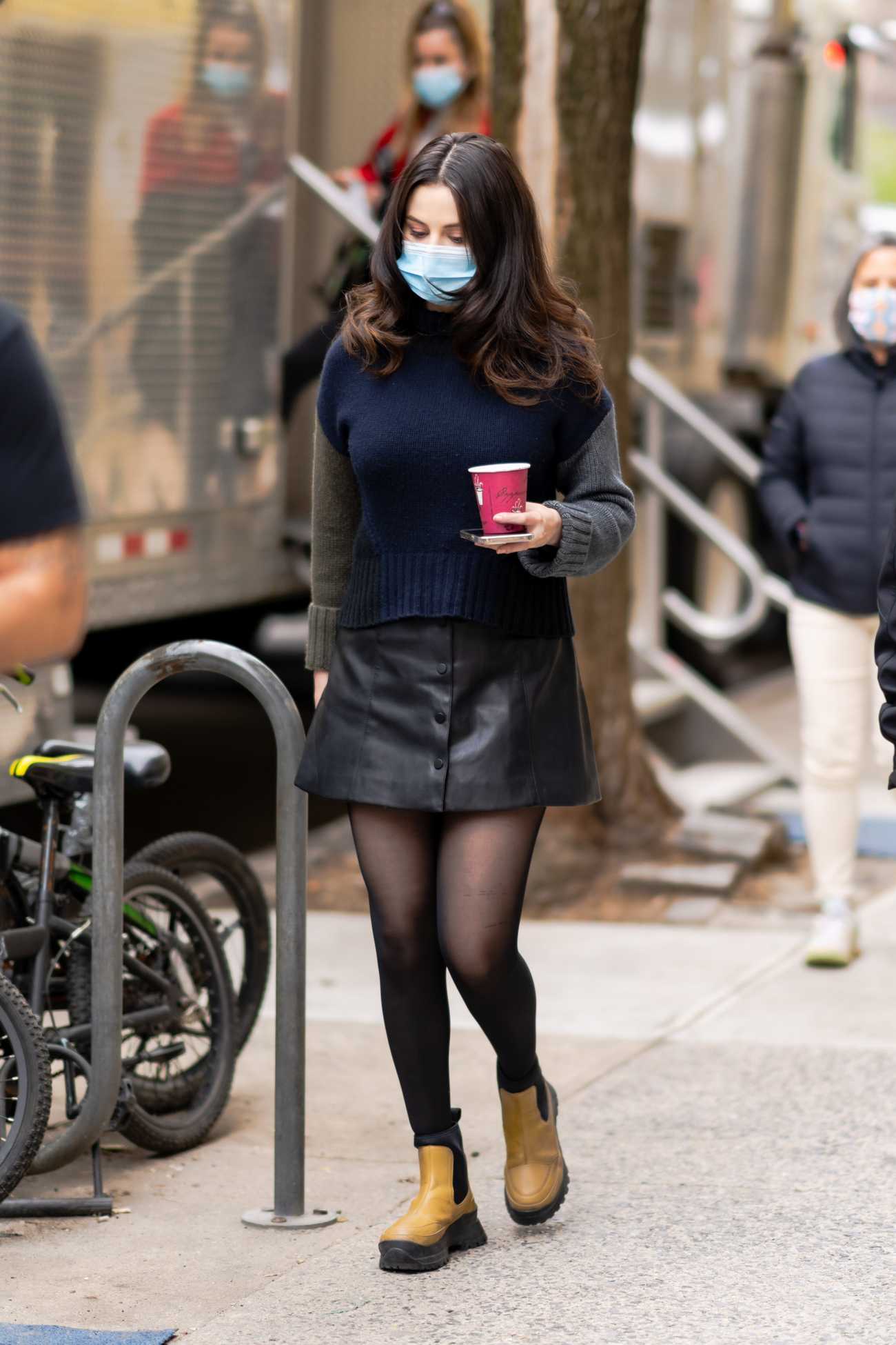 Selena_Gomez_-_Arriving_on_the_set_of__Only_Murders_in_the_Building__in_New_York_April_102C_2021_02.jpg