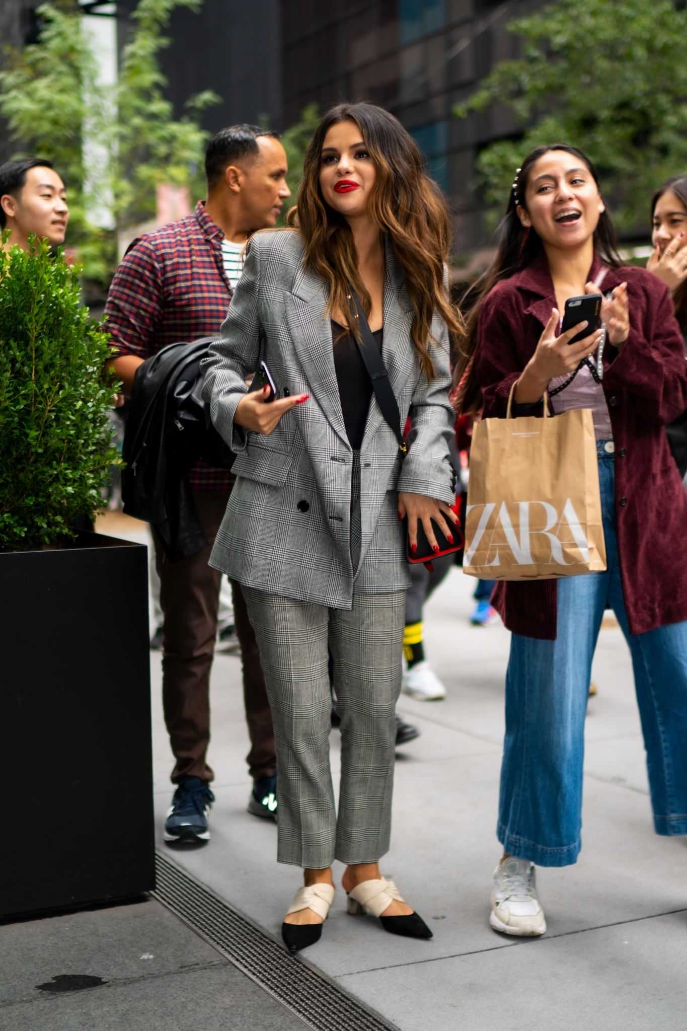 Selena_Gomez_-_Arriving_the_Midtown_hotel_in_NY_October_282C_2019-01.jpg