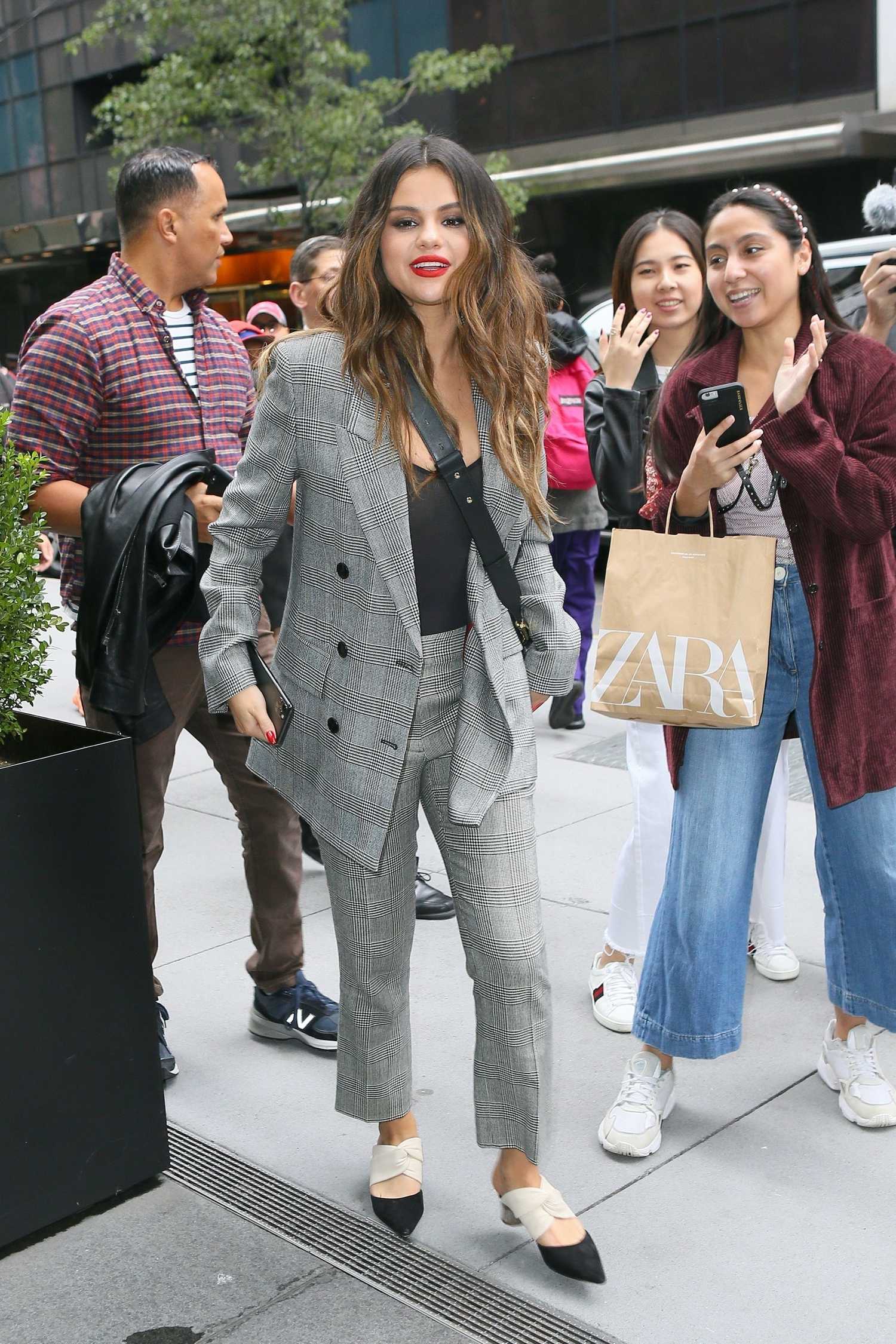 Selena_Gomez_-_Arriving_the_Midtown_hotel_in_NY_October_282C_2019-04.jpg