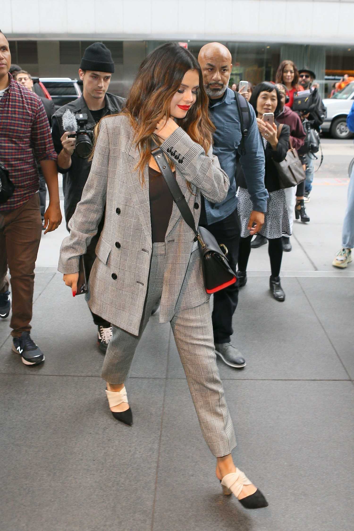 Selena_Gomez_-_Arriving_the_Midtown_hotel_in_NY_October_282C_2019-05.jpg