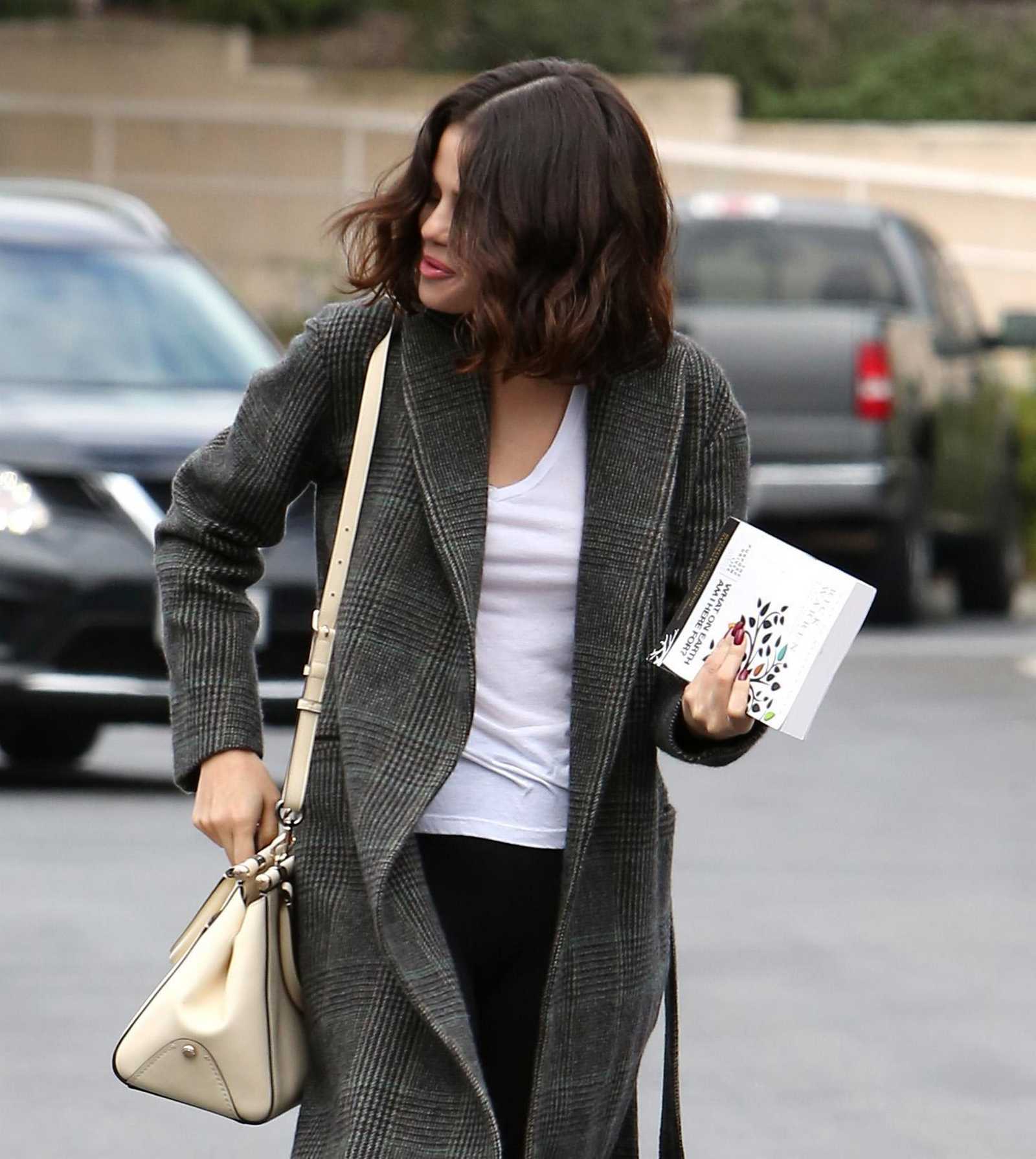 Selena_Gomez_-_Arriving_to_Panera_Bread_in_Westlake_Village2C_CA_on_October_31-02.jpg