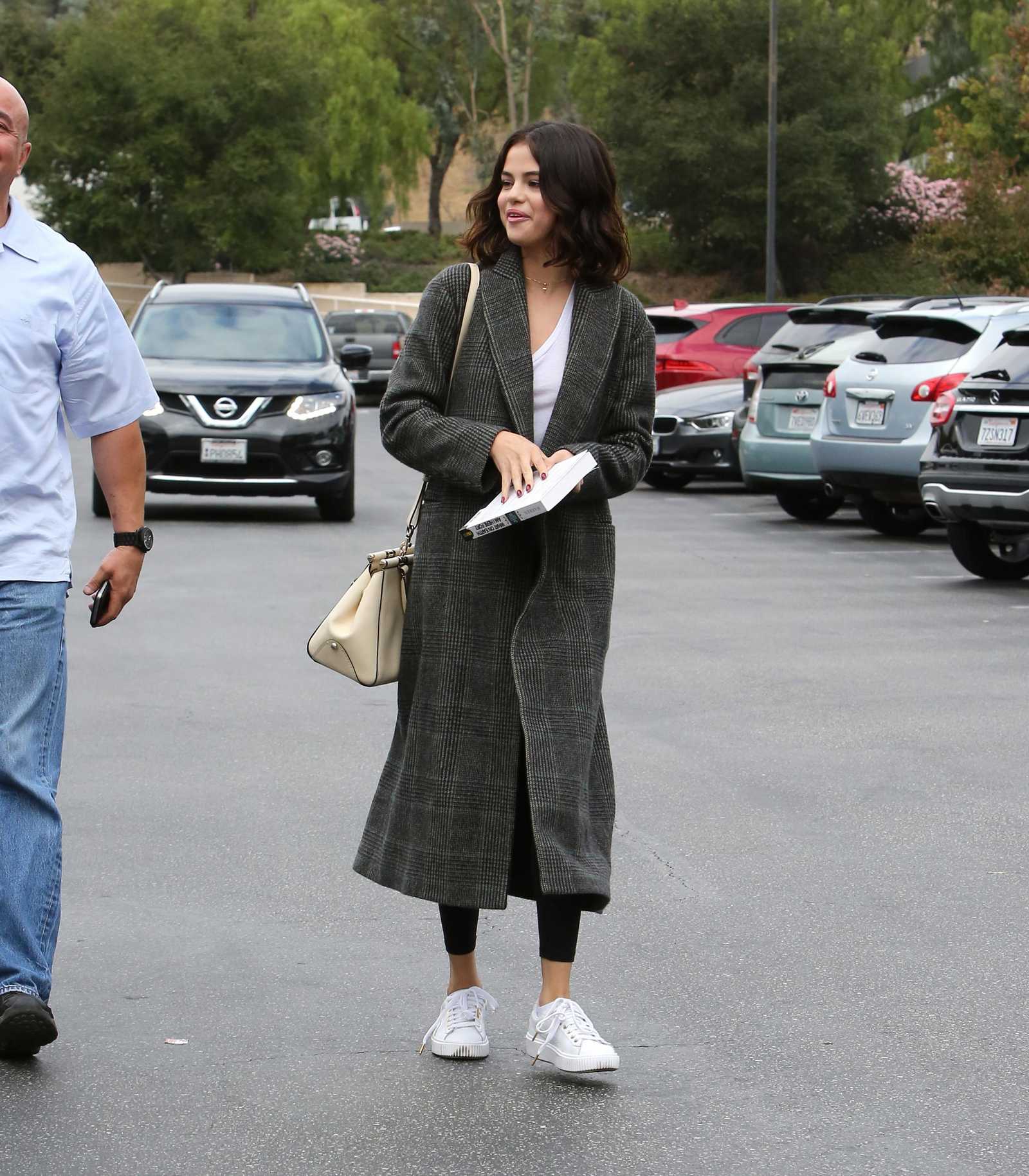 Selena_Gomez_-_Arriving_to_Panera_Bread_in_Westlake_Village2C_CA_on_October_31-03.jpg