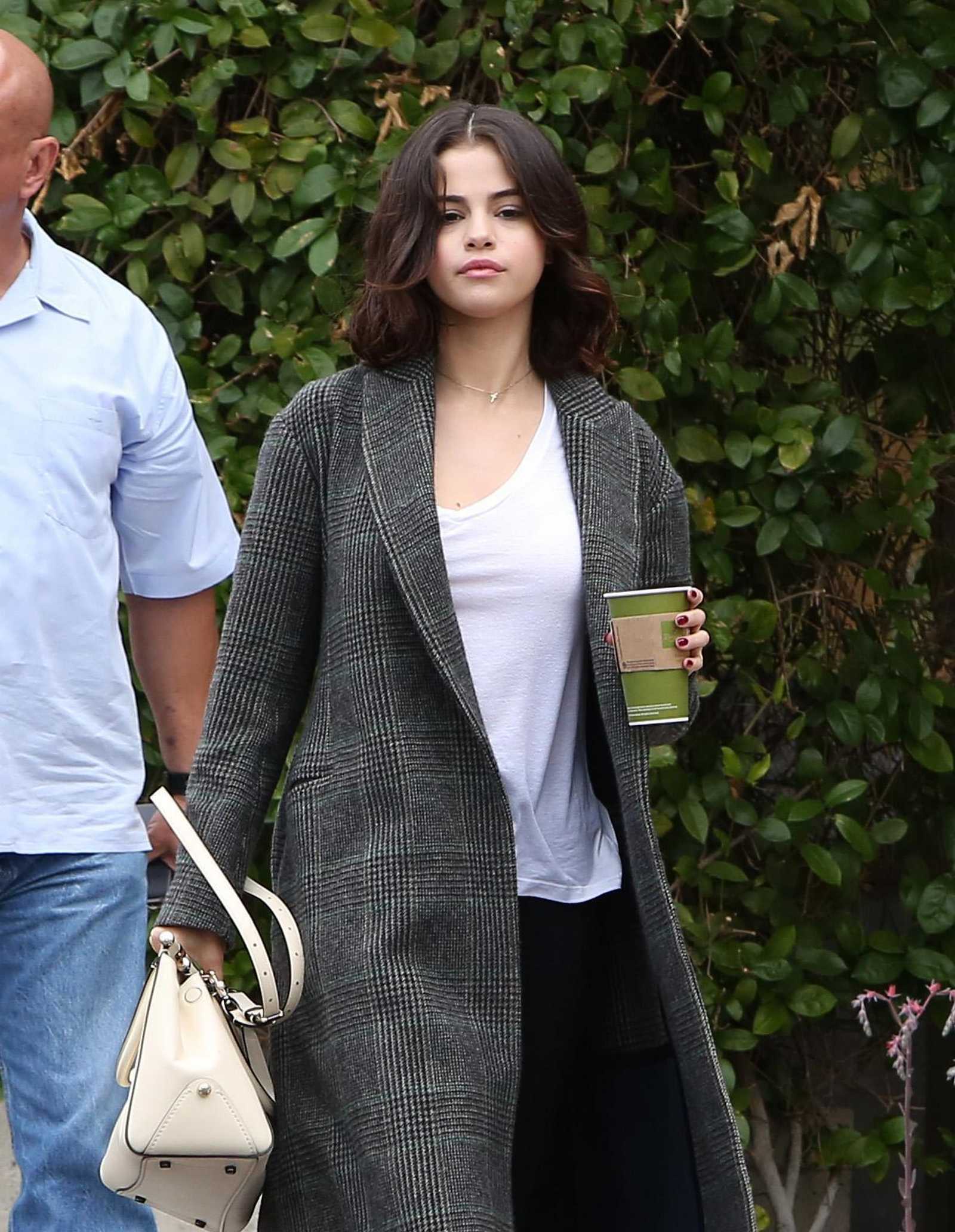 Selena_Gomez_-_Arriving_to_Panera_Bread_in_Westlake_Village2C_CA_on_October_31-09.jpg