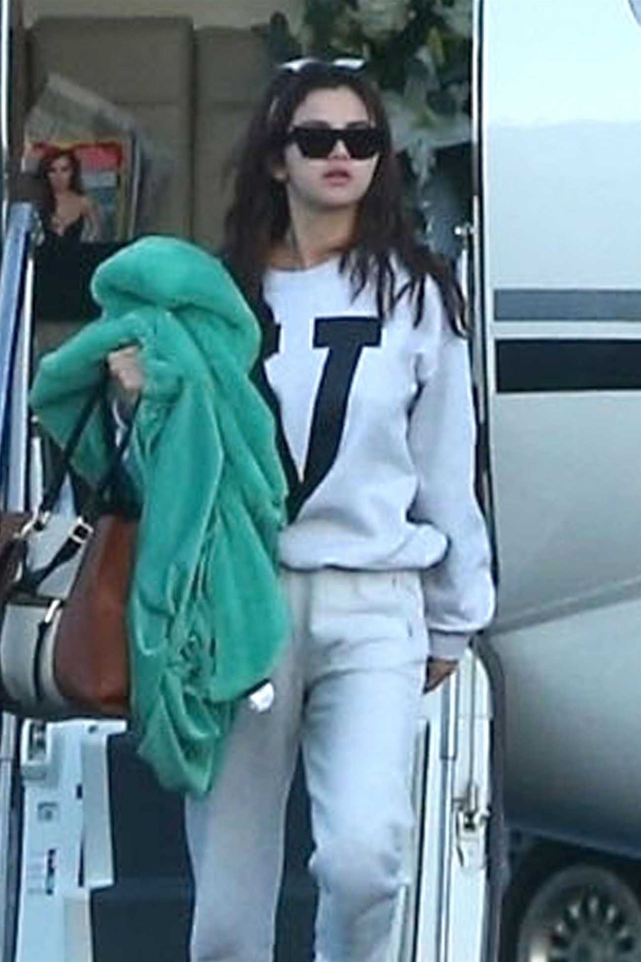 Selena_Gomez_-_Arriving_with_friends_to_a_private_jet_in_Los_Angeles2C_CA_on_February_7-02.jpg