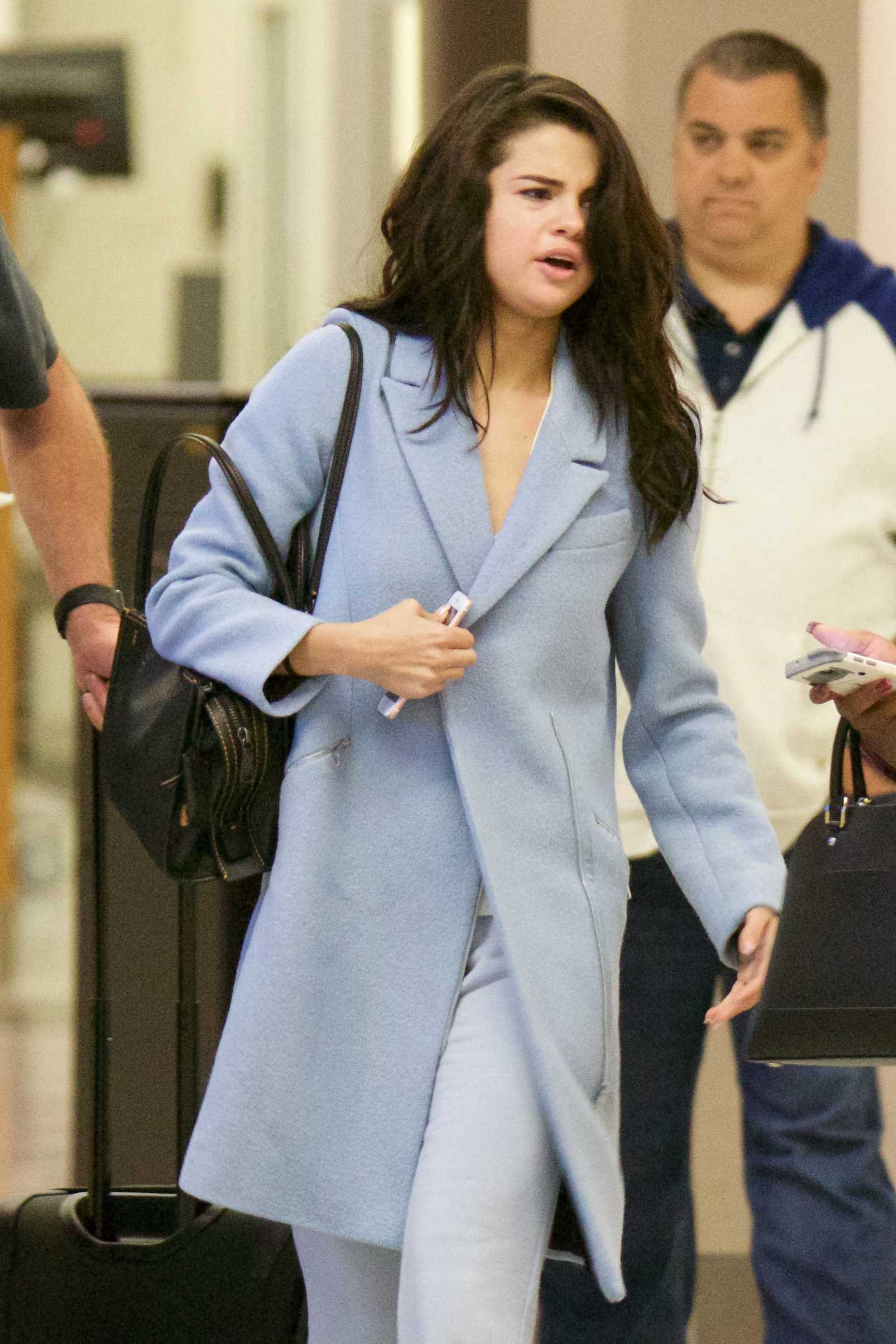 Selena_Gomez_-_At_Atlanta_Airport_on_March_1-01.jpg