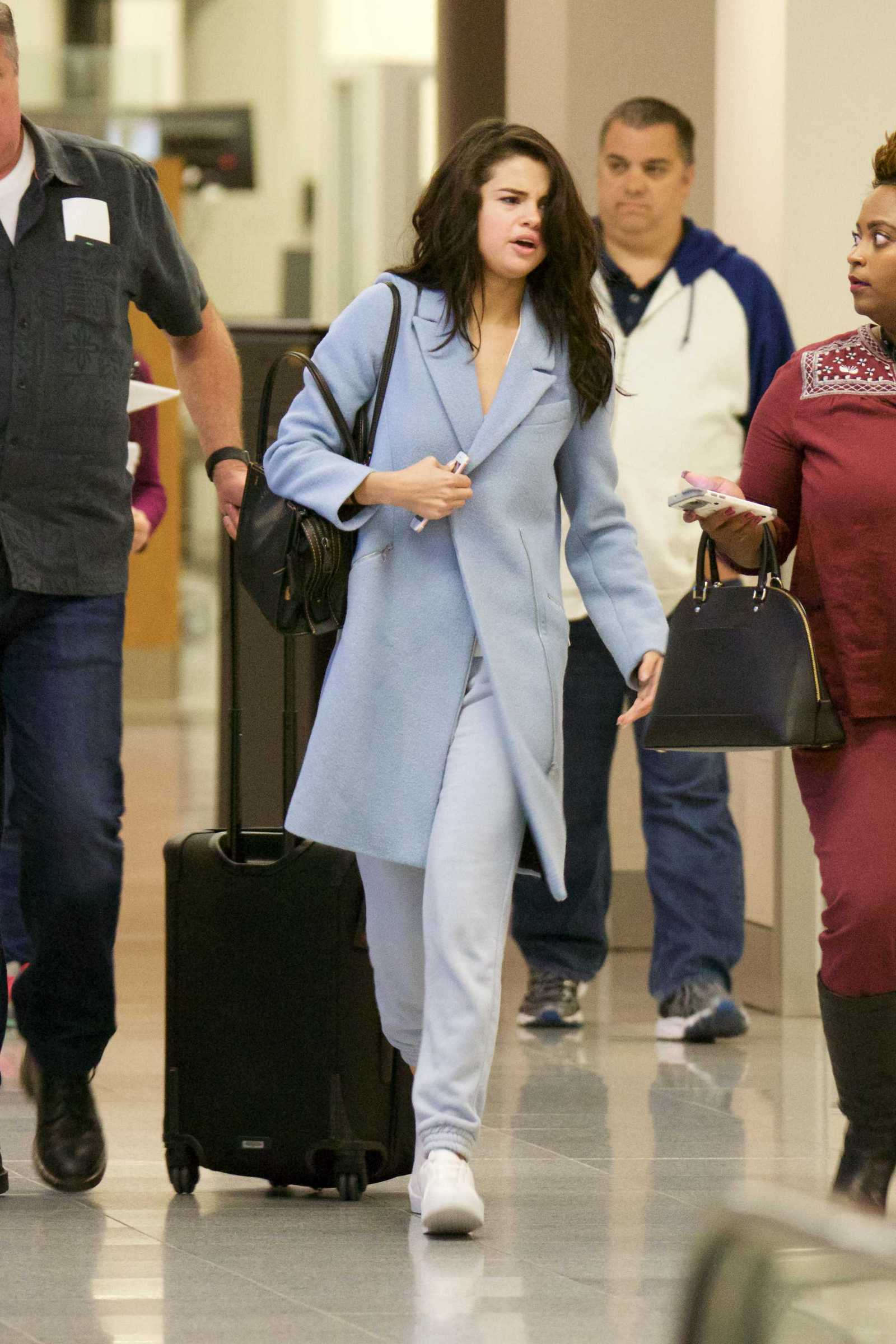 Selena_Gomez_-_At_Atlanta_Airport_on_March_1-05.jpg
