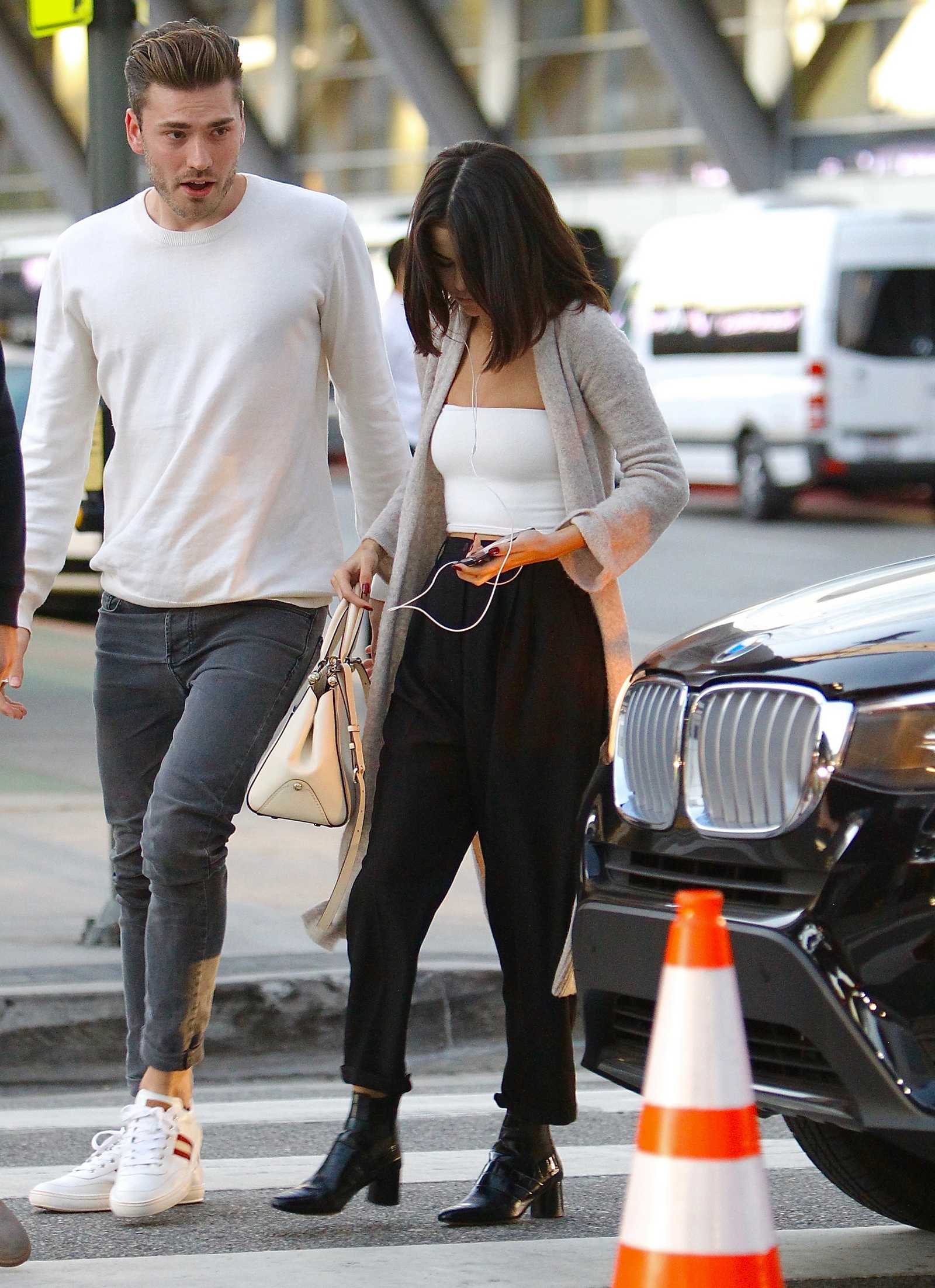 Selena_Gomez_-_At_Church_in_Los_Angeles_on_November_4-01.jpg