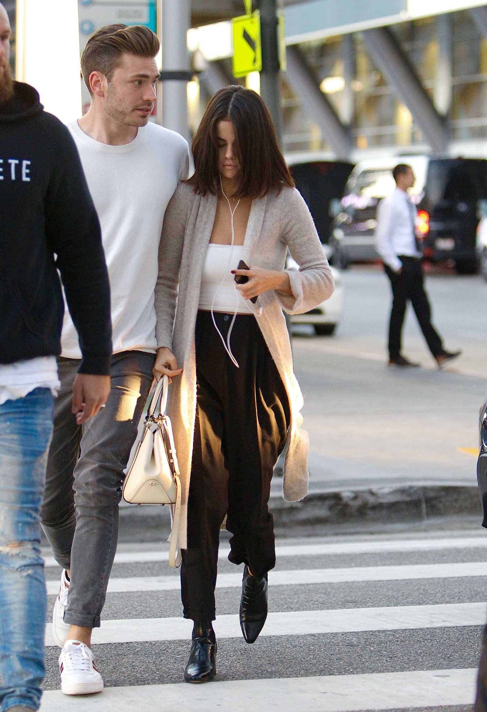 Selena_Gomez_-_At_Church_in_Los_Angeles_on_November_4-07.jpg