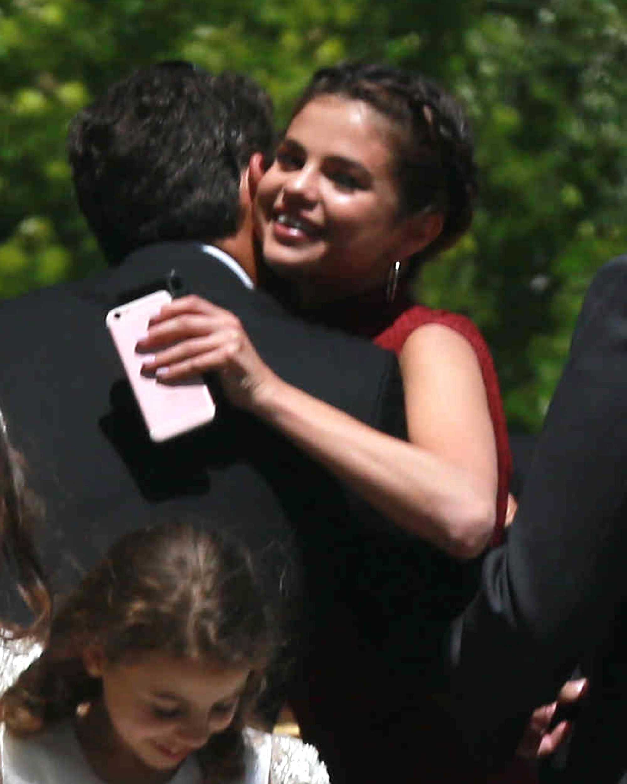 Selena_Gomez_-_At_David_Henrie___Maria_Cahill_s_Wedding_in_Los_Angeles_on_April_21-04.jpg